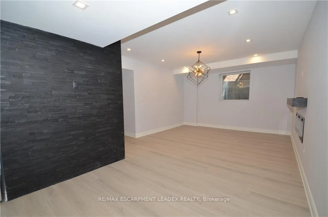 Photo 15 of Unit B, 187 Chambers Drive, Hamilton, Ancaster — HOMEH