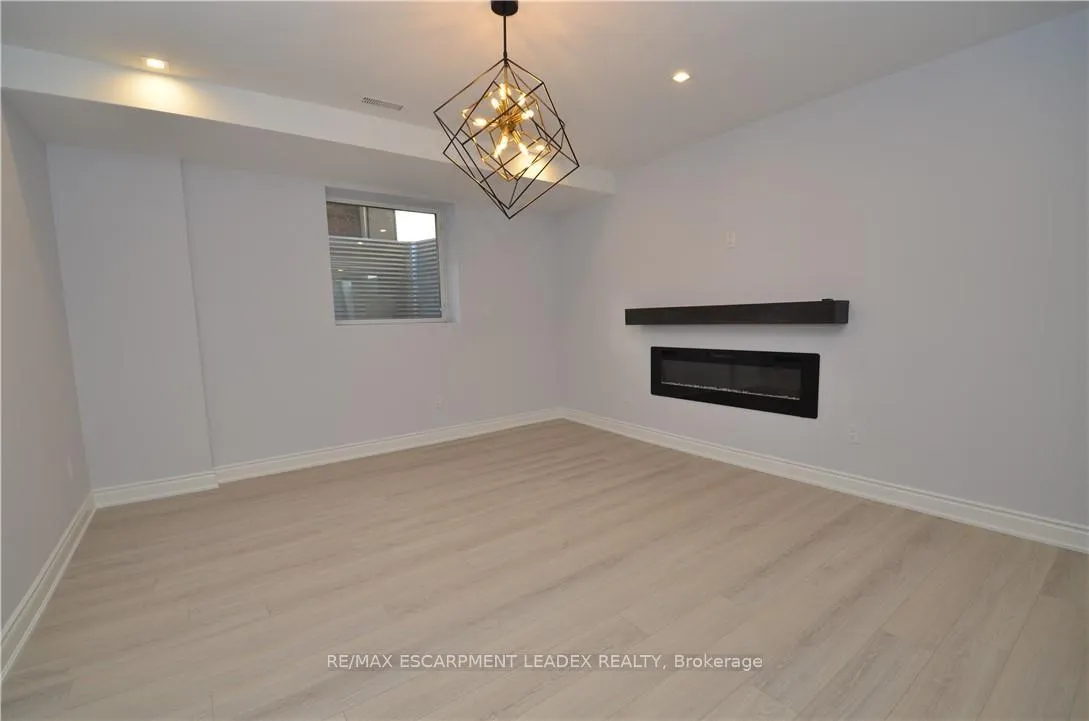 Photo 16 of Unit B, 187 Chambers Drive, Hamilton, Ancaster — HOMEH