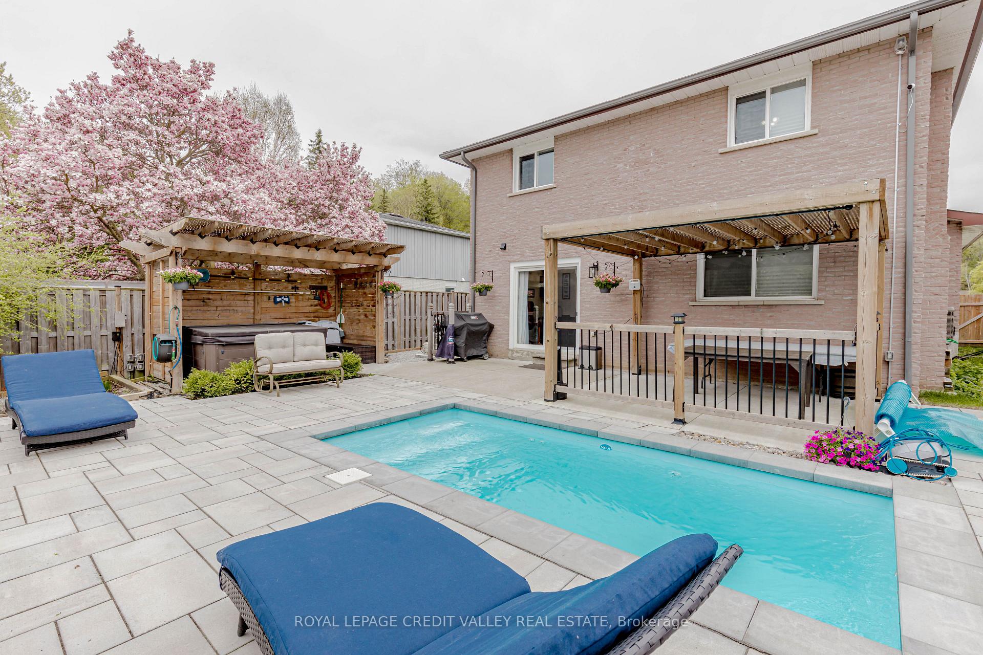 Photo 2 of 119 Connaught Crescent, Caledon, Bolton West — HOMEH