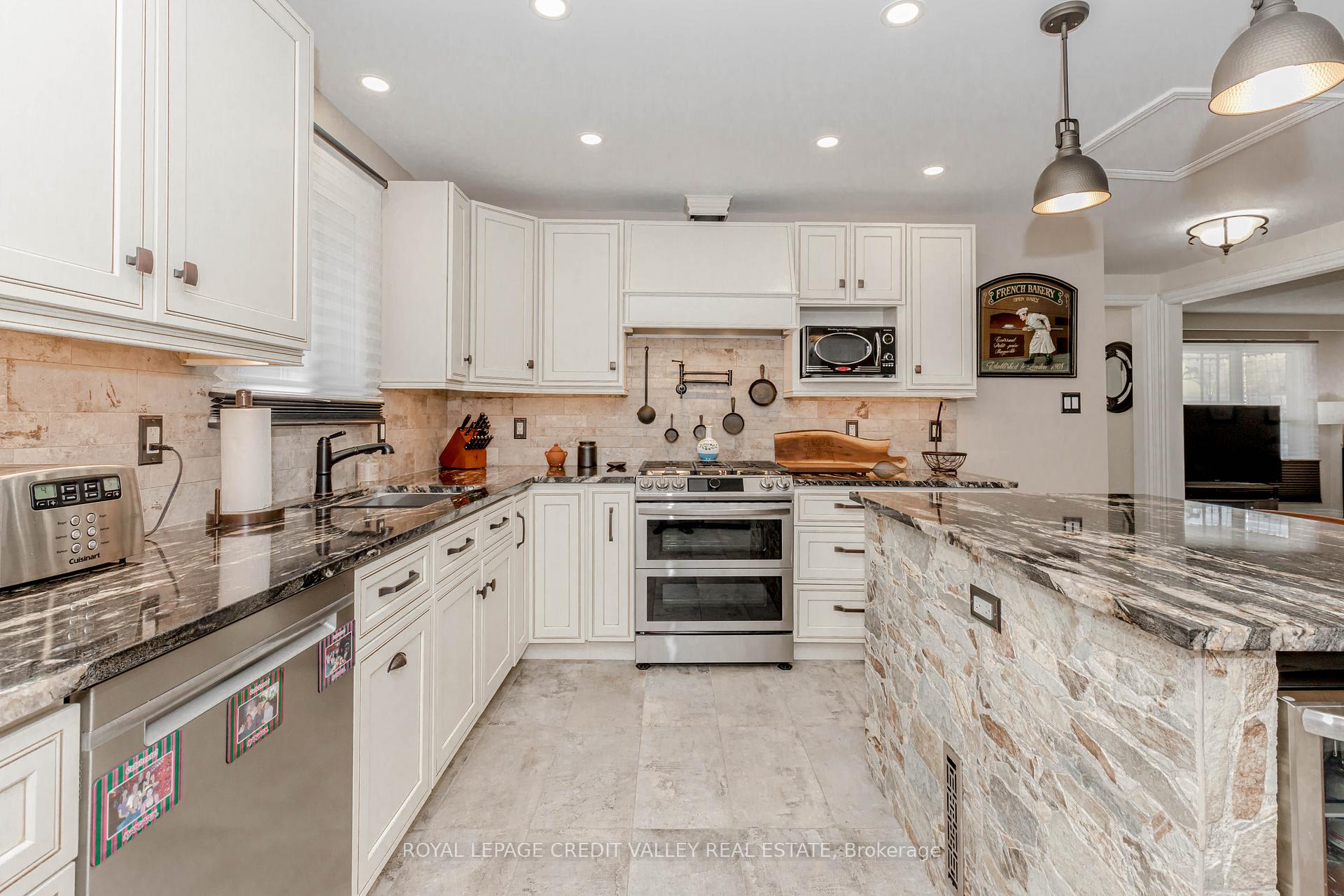 Photo 8 of 119 Connaught Crescent, Caledon, Bolton West — HOMEH