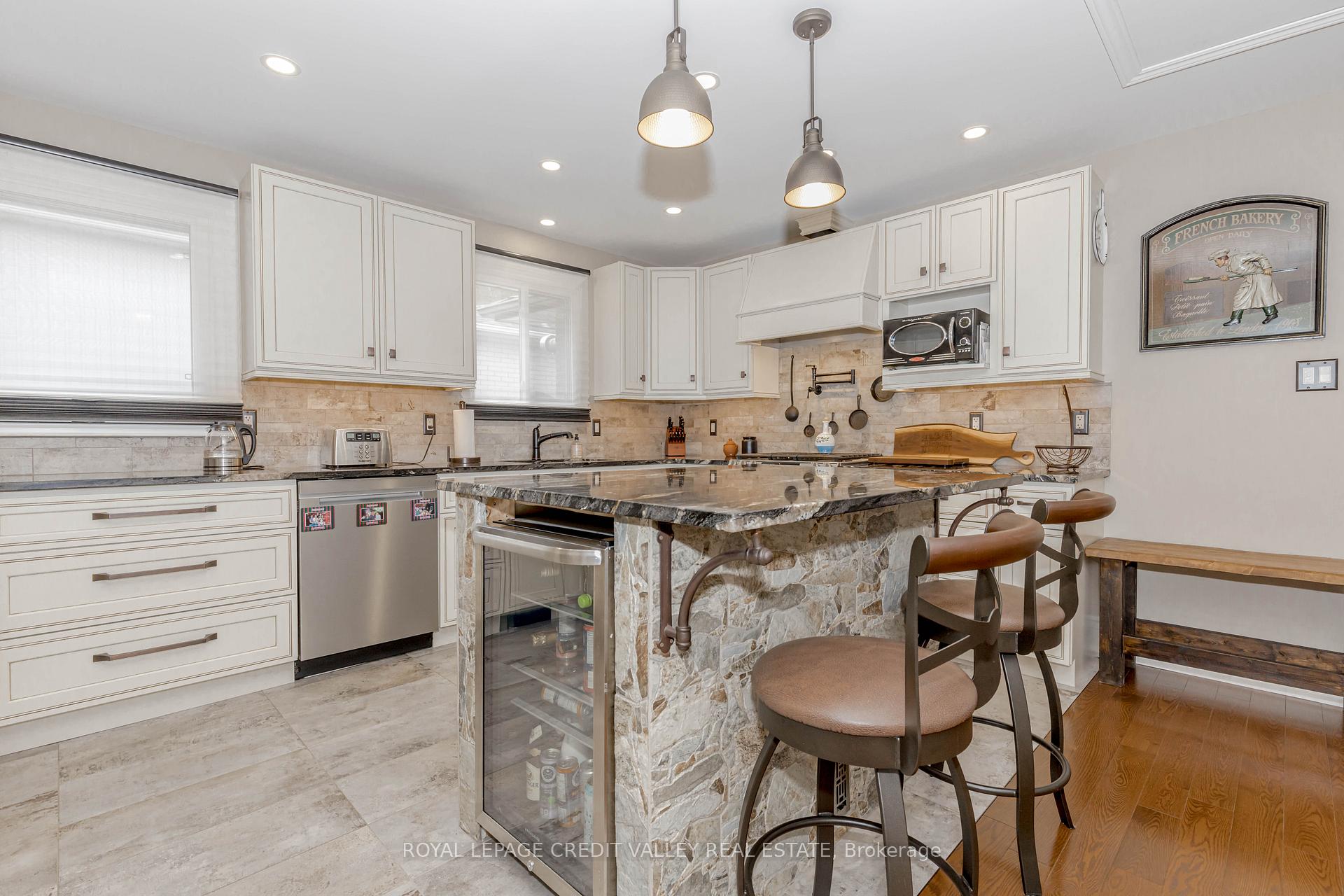 Photo 11 of 119 Connaught Crescent, Caledon, Bolton West — HOMEH