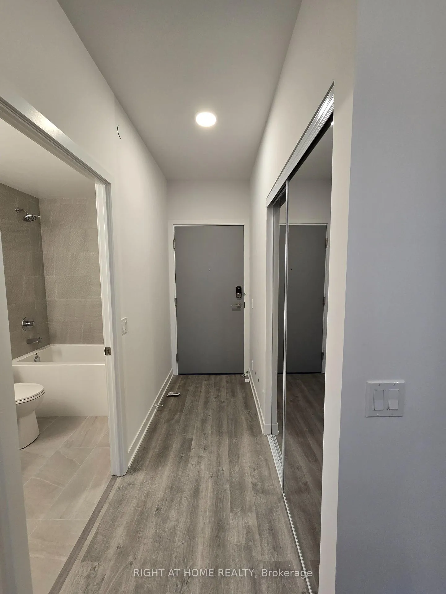 Photo 2 of Unit 910, 50 Upper Mall Way, Vaughan, Brownridge — HOMEH