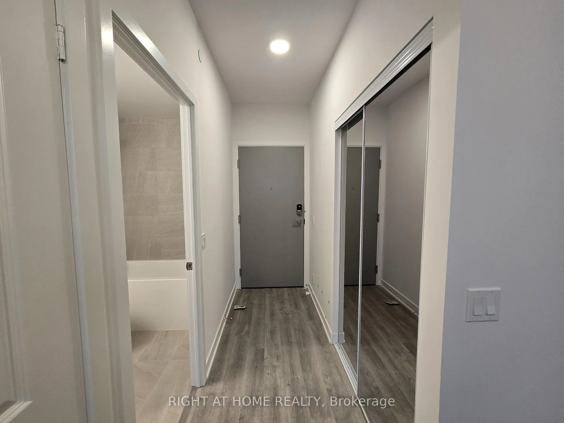 Photo 3 of Unit 910, 50 Upper Mall Way, Vaughan, Brownridge — HOMEH
