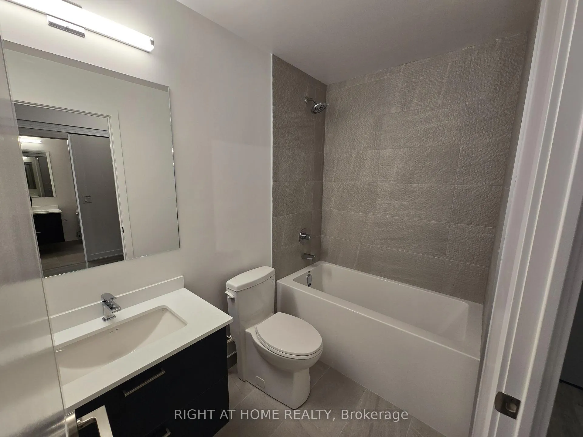 Photo 4 of Unit 910, 50 Upper Mall Way, Vaughan, Brownridge — HOMEH