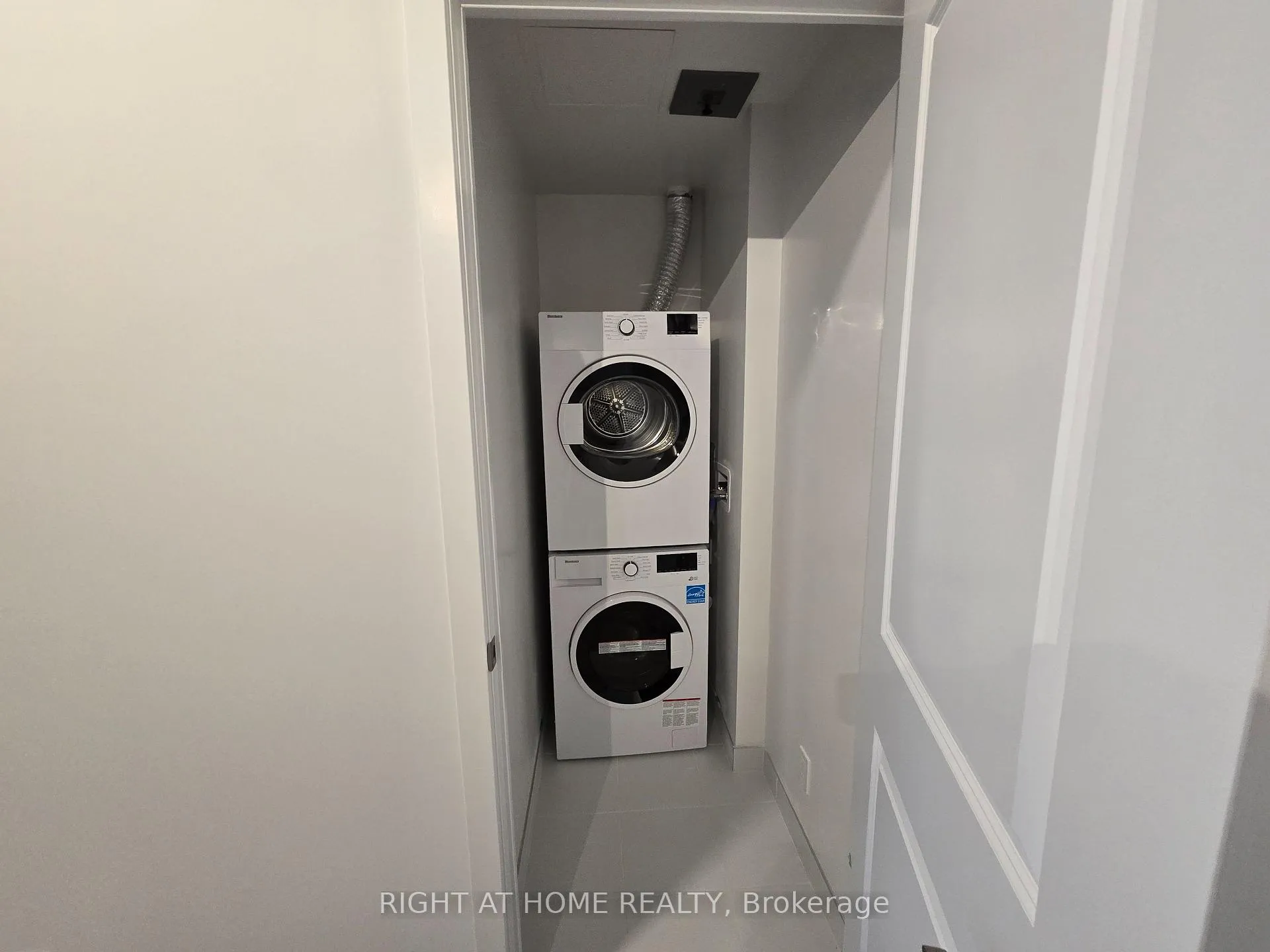 Photo 5 of Unit 910, 50 Upper Mall Way, Vaughan, Brownridge — HOMEH