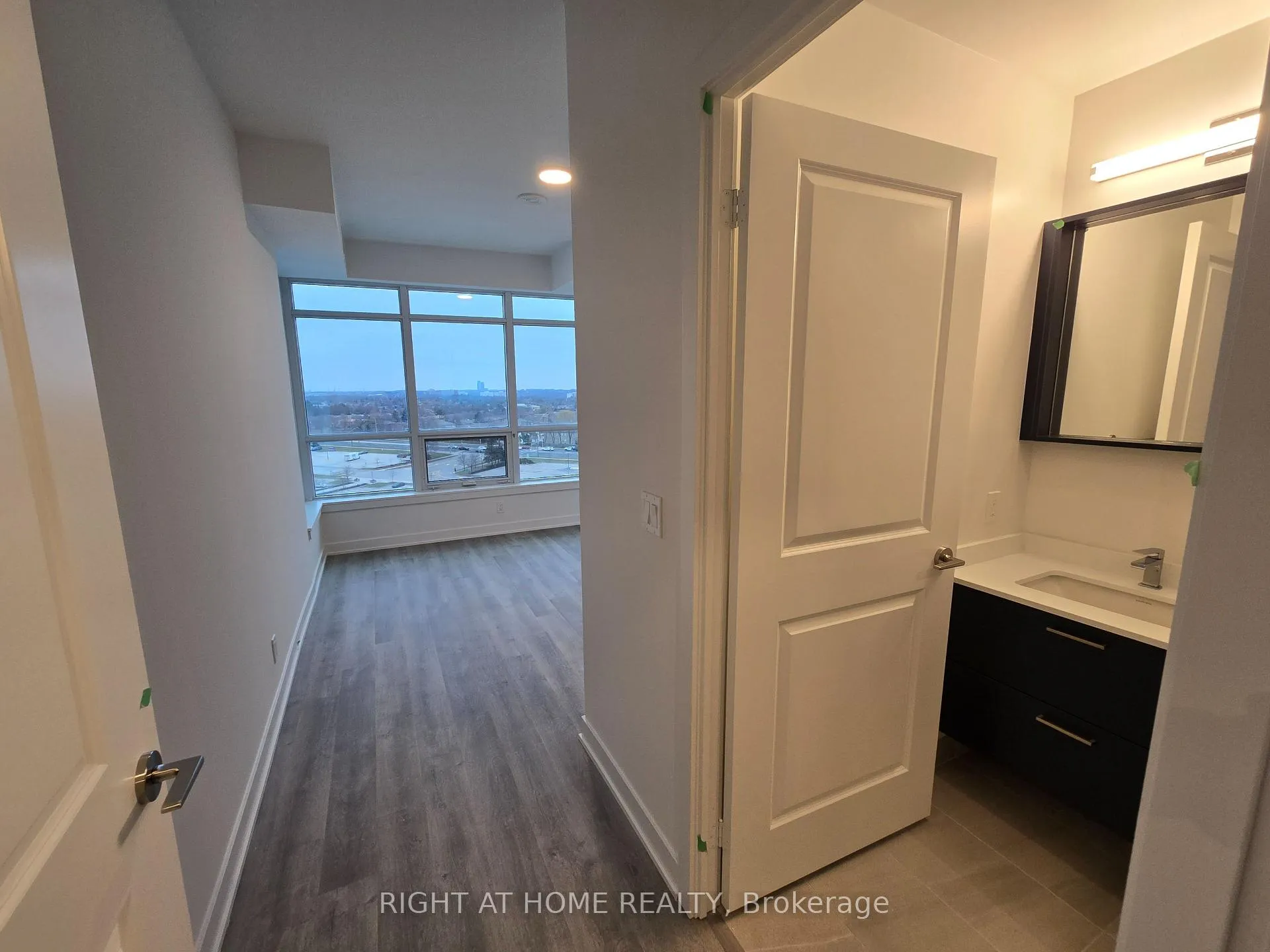 Photo 6 of Unit 910, 50 Upper Mall Way, Vaughan, Brownridge — HOMEH