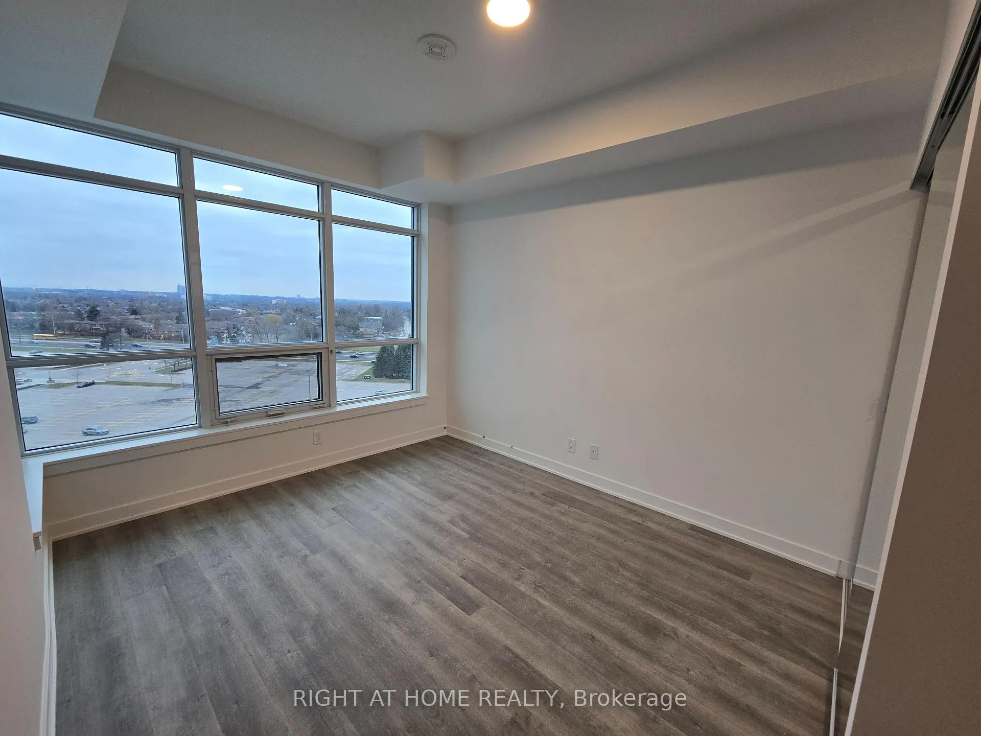 Photo 9 of Unit 910, 50 Upper Mall Way, Vaughan, Brownridge — HOMEH