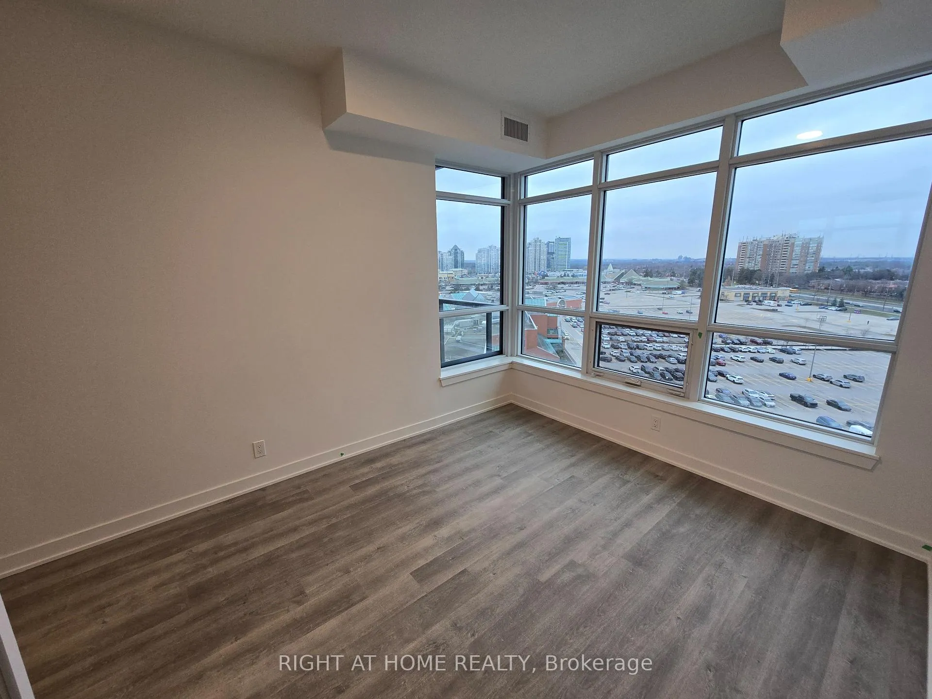 Photo 10 of Unit 910, 50 Upper Mall Way, Vaughan, Brownridge — HOMEH