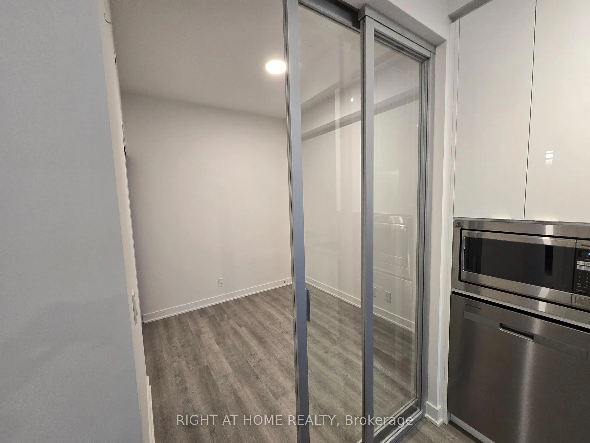Photo 13 of Unit 910, 50 Upper Mall Way, Vaughan, Brownridge — HOMEH
