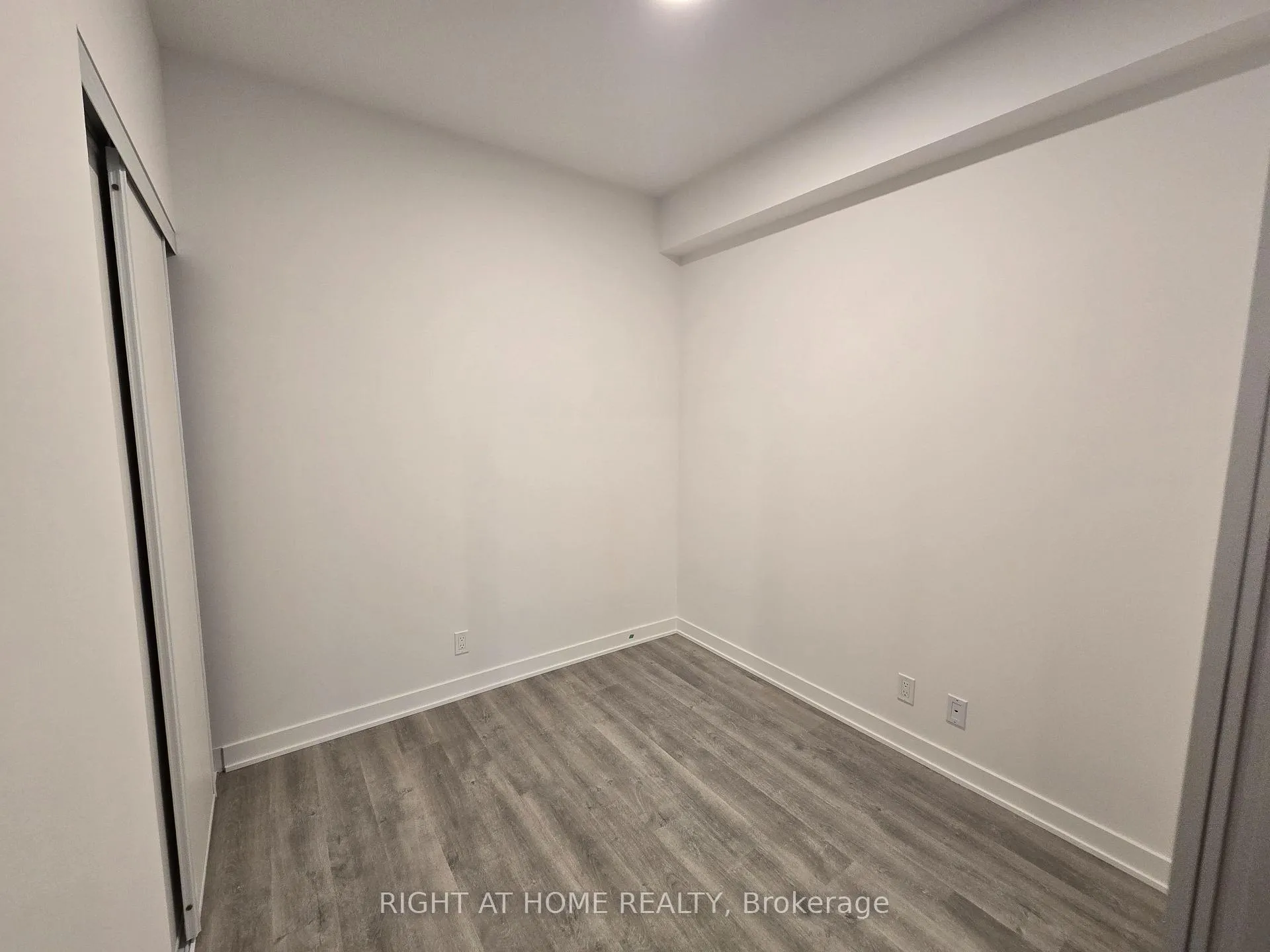 Photo 14 of Unit 910, 50 Upper Mall Way, Vaughan, Brownridge — HOMEH