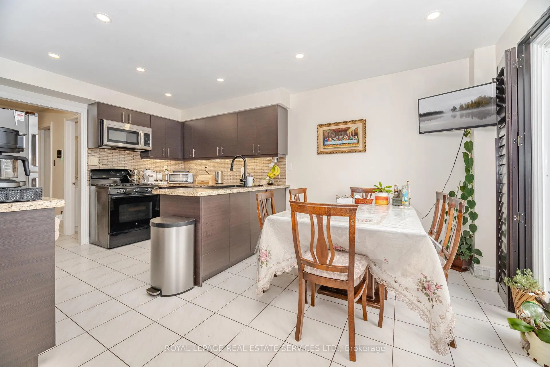 Photo 10 of 52 Wildberry Crescent, Brampton, Sandringham-Wellington — HOMEH