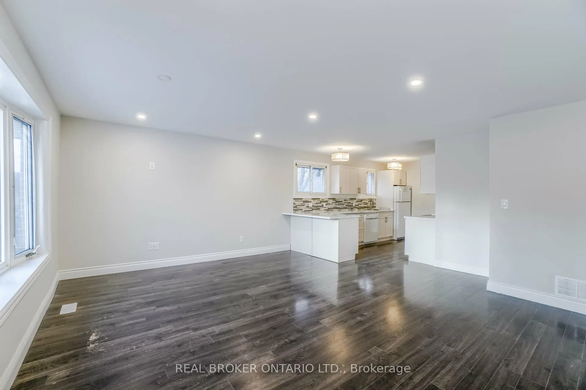 Photo 3 of 136 Claymore Crescent, Oshawa, Central — HOMEH