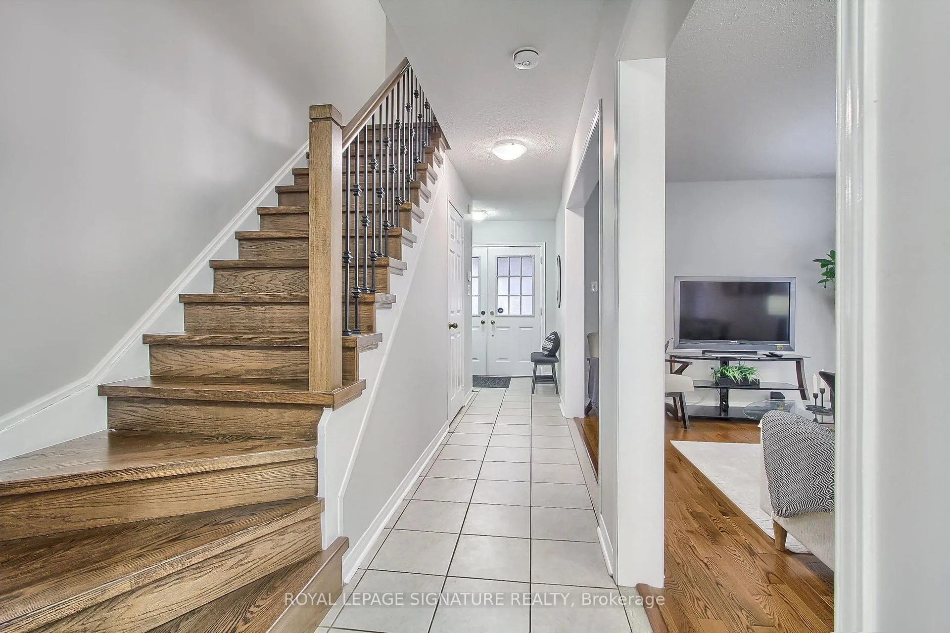 Photo 4 of 131 Tara Crescent, Markham, Cedarwood — HOMEH