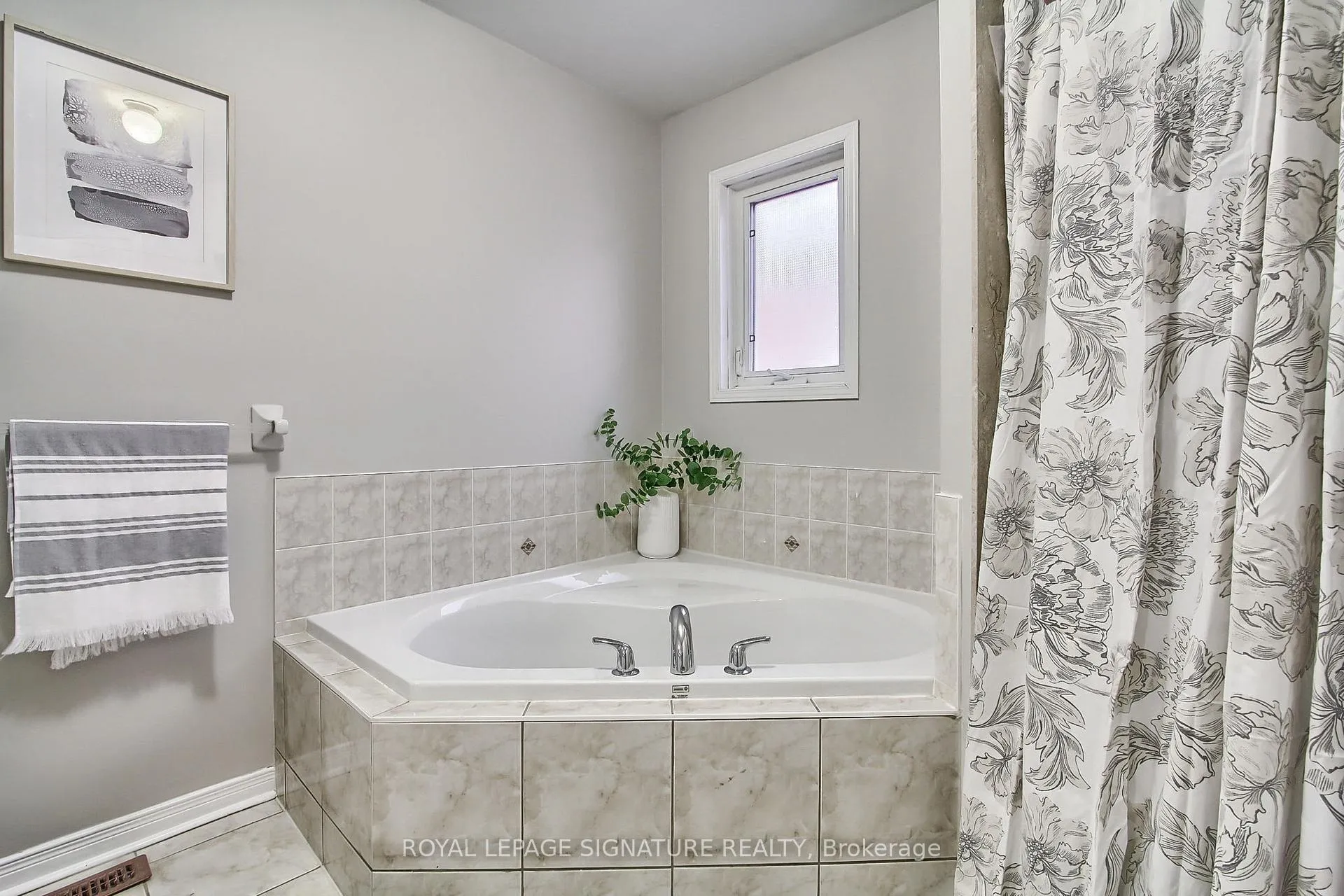 Photo 23 of 131 Tara Crescent, Markham, Cedarwood — HOMEH