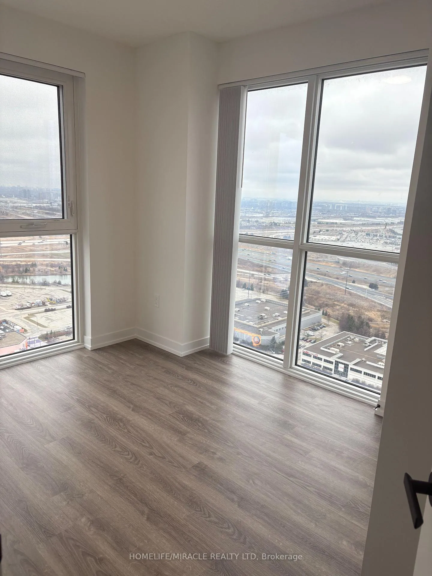 Photo 18 of Unit 3706, 195 Commerce Street, Vaughan, Vaughan Corporate Centre — HOMEH