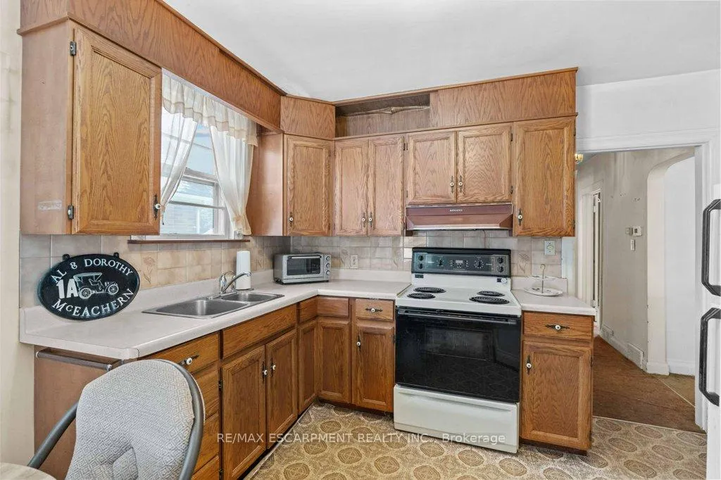 Photo 14 of 1A Cameron Avenue, Hamilton, Cootes Paradise — HOMEH