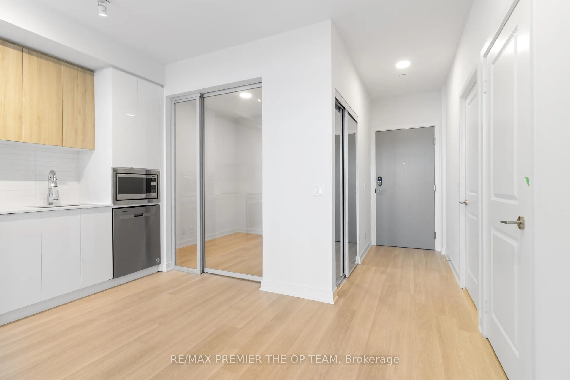 Photo 9 of Unit 224, 30 Upper Mall Way, Vaughan, Brownridge — HOMEH