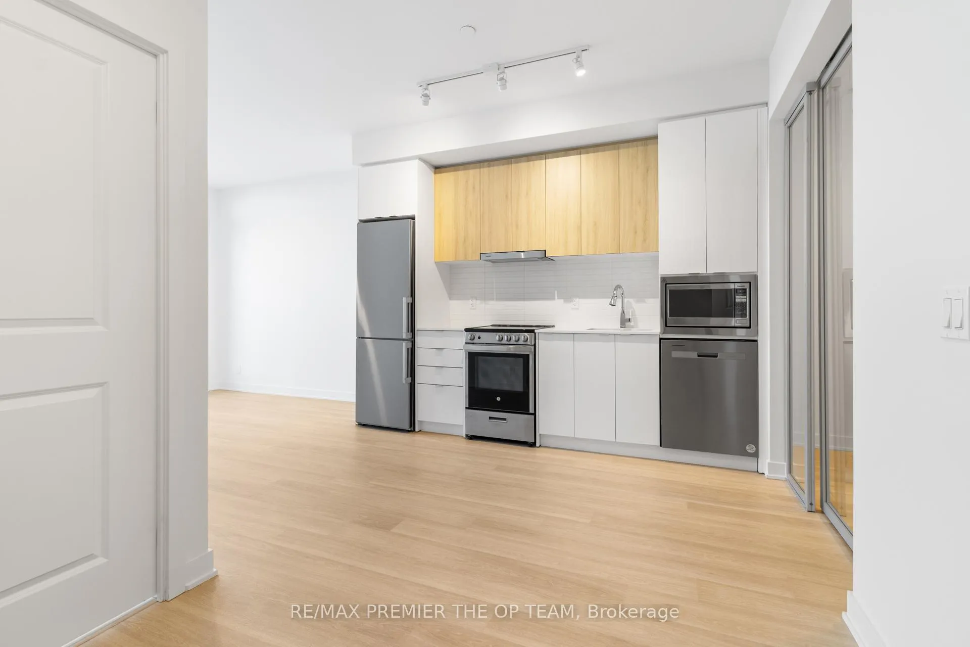 Photo 13 of Unit 224, 30 Upper Mall Way, Vaughan, Brownridge — HOMEH