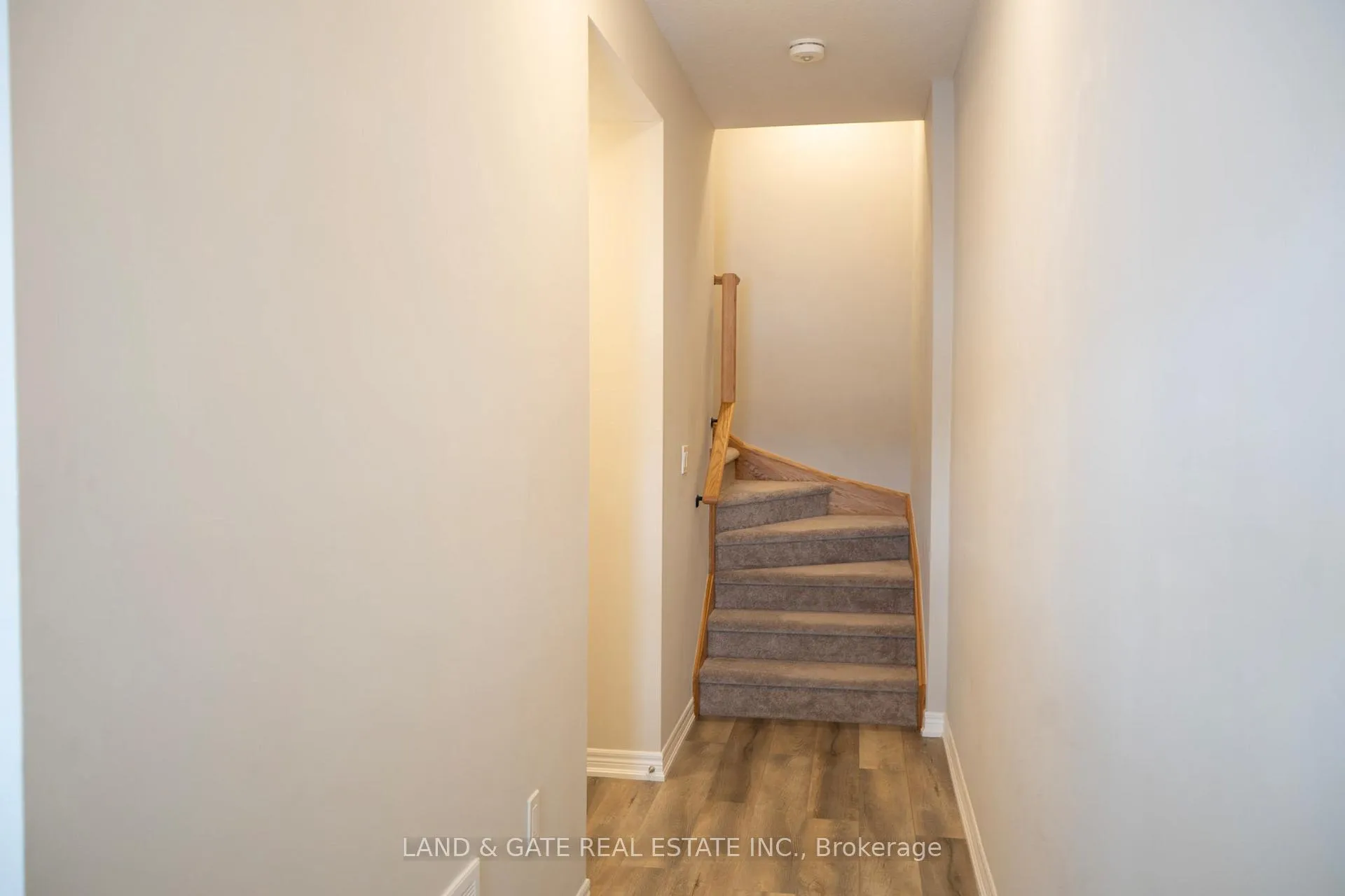 Photo 5 of Unit 11, 40 Zinfandel Drive W, Hamilton, Winona — HOMEH