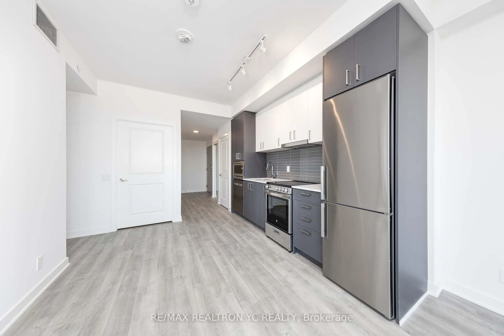 Photo 3 of Unit 2411, 50 Upper Mall Way, Vaughan, Brownridge — HOMEH
