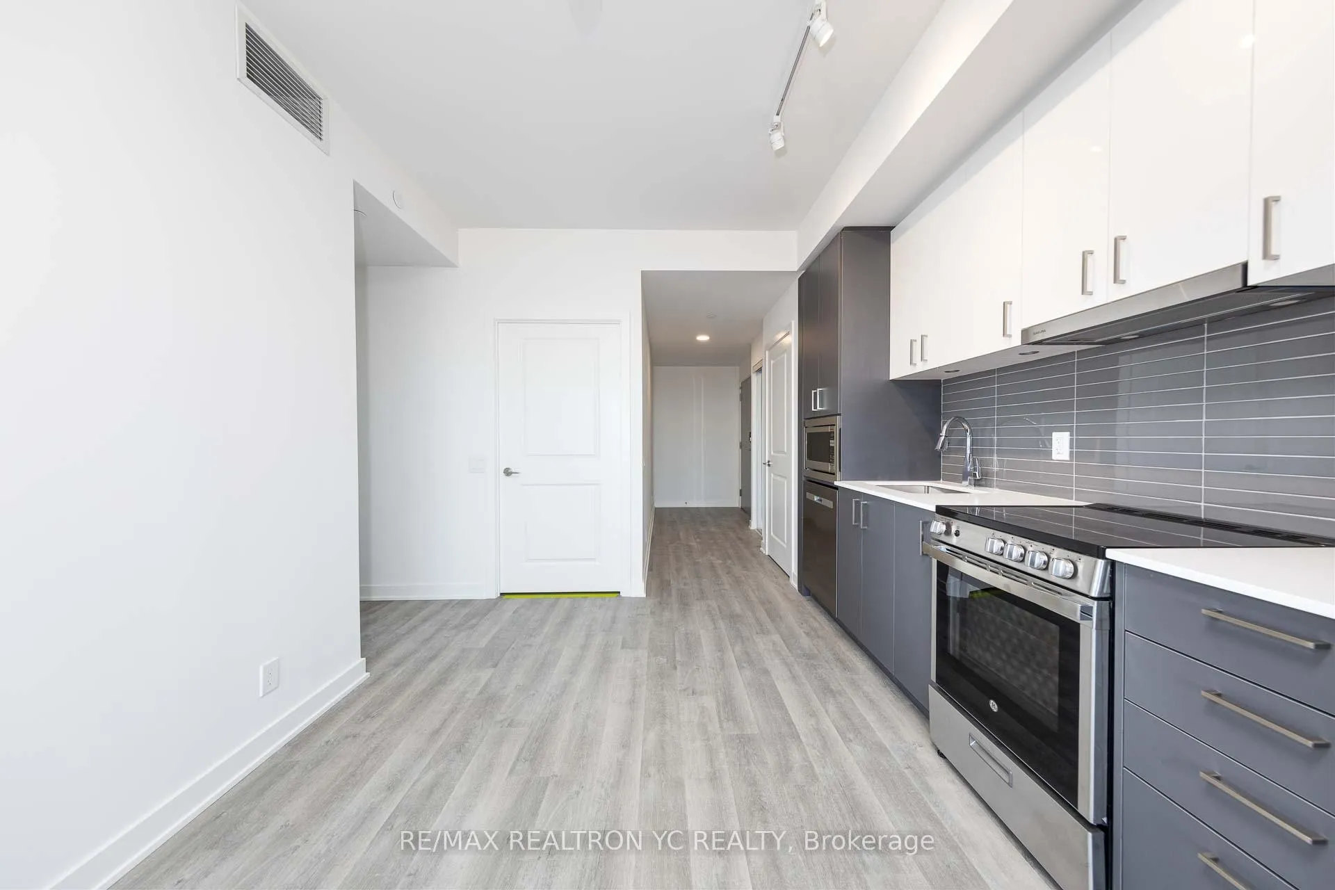 Photo 5 of Unit 2411, 50 Upper Mall Way, Vaughan, Brownridge — HOMEH