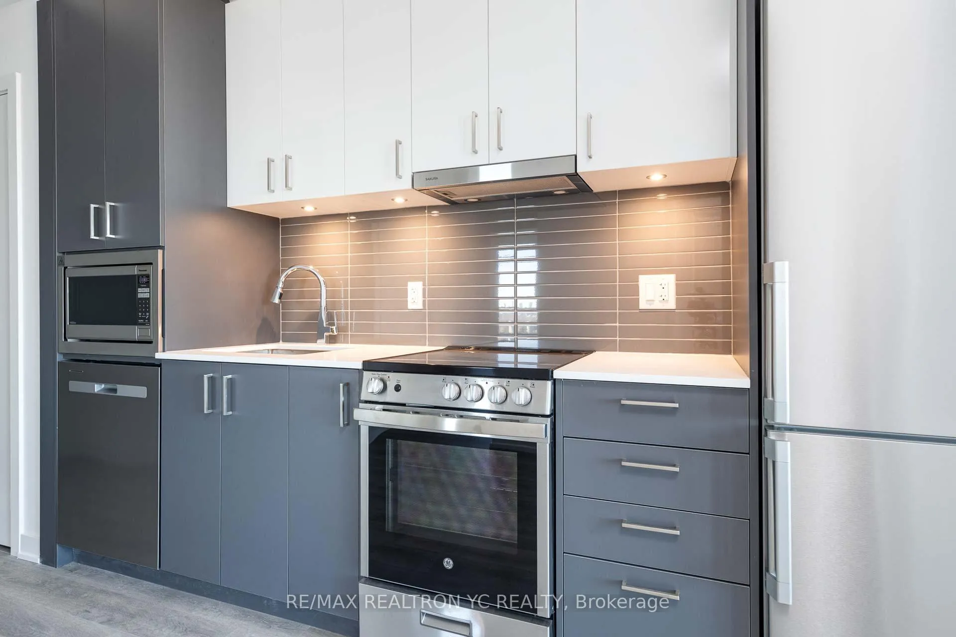 Photo 7 of Unit 2411, 50 Upper Mall Way, Vaughan, Brownridge — HOMEH
