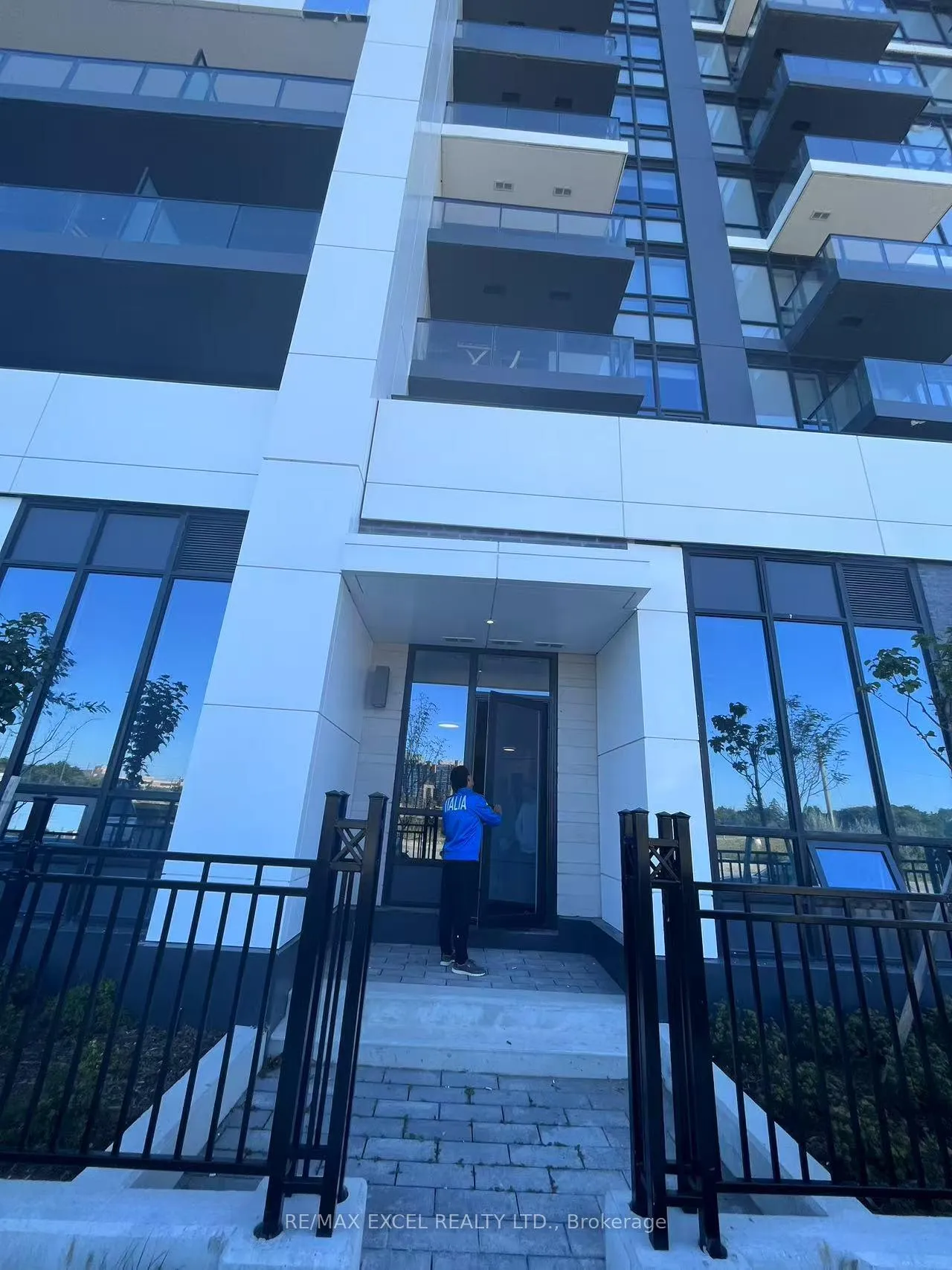 Photo 5 of Unit 107, 8 Water Walk Drive, Markham, Unionville — HOMEH