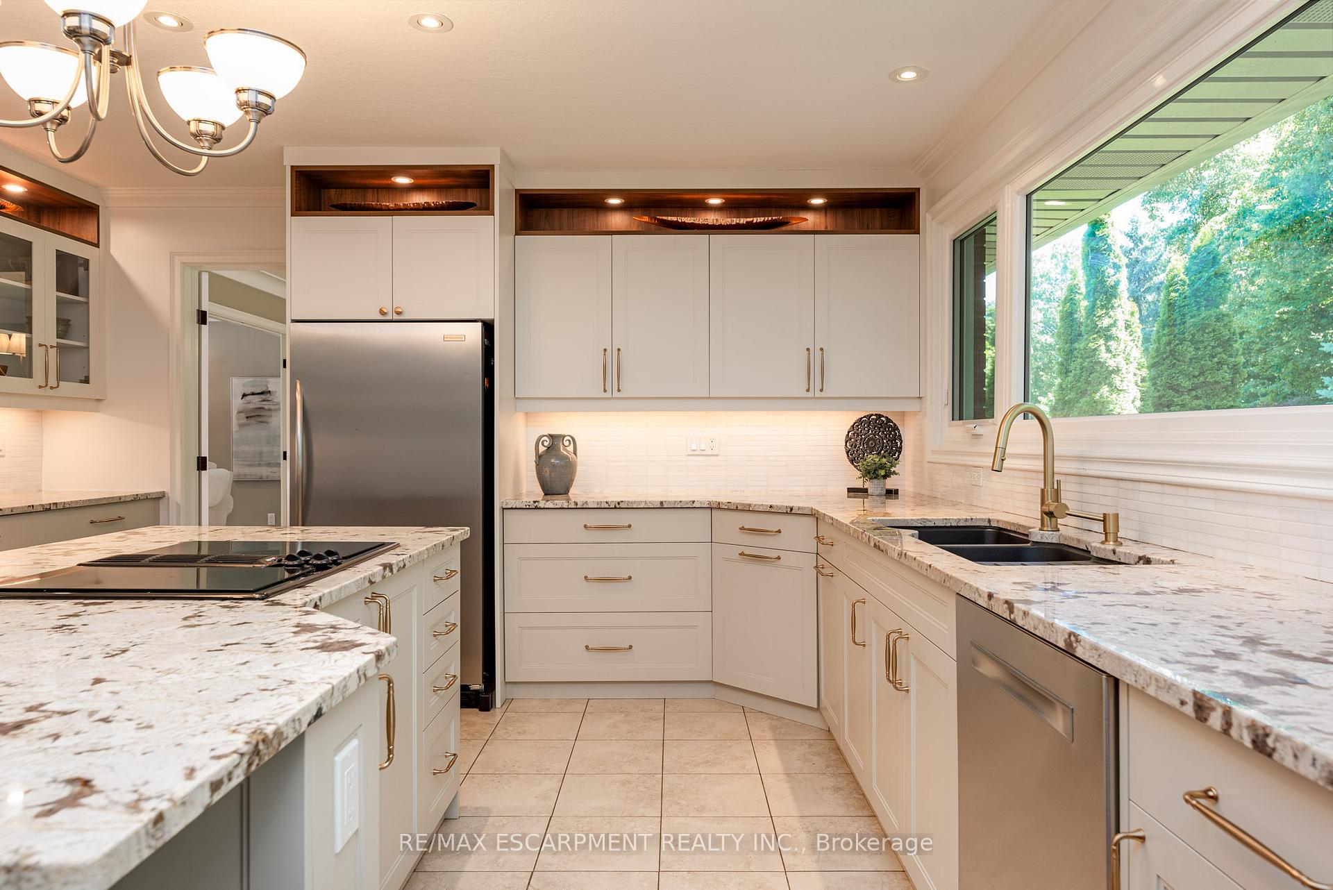 Photo 11 of 1353 Hazelton Boulevard, Burlington, Tyandaga — HOMEH