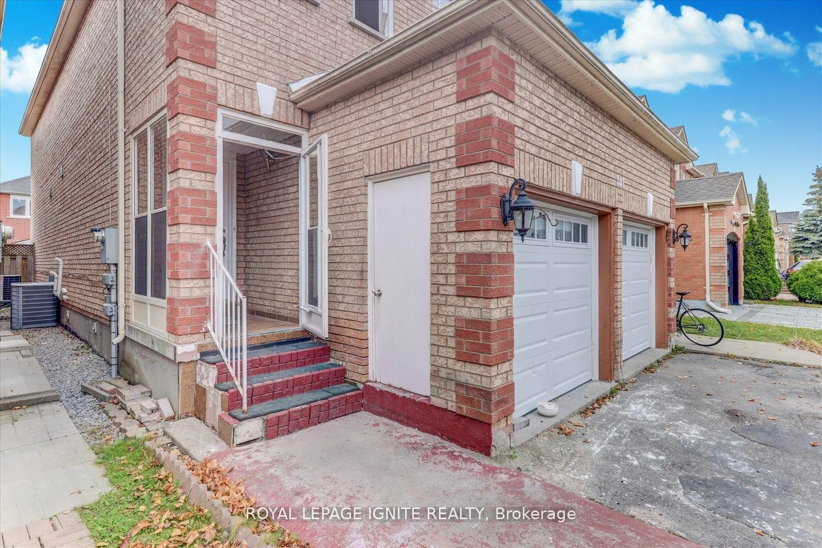 Photo 4 of 201 Sophia Road, Markham, Middlefield — HOMEH
