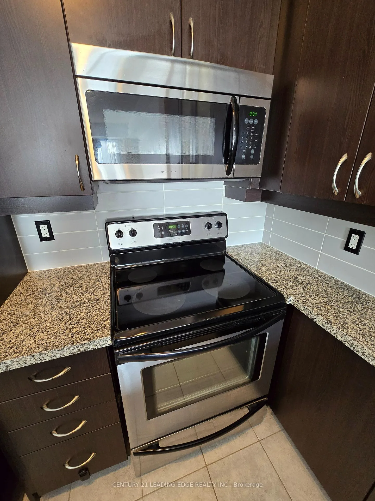 Photo 4 of Unit 407, 1 Upper Duke Crescent, Markham, Unionville — HOMEH