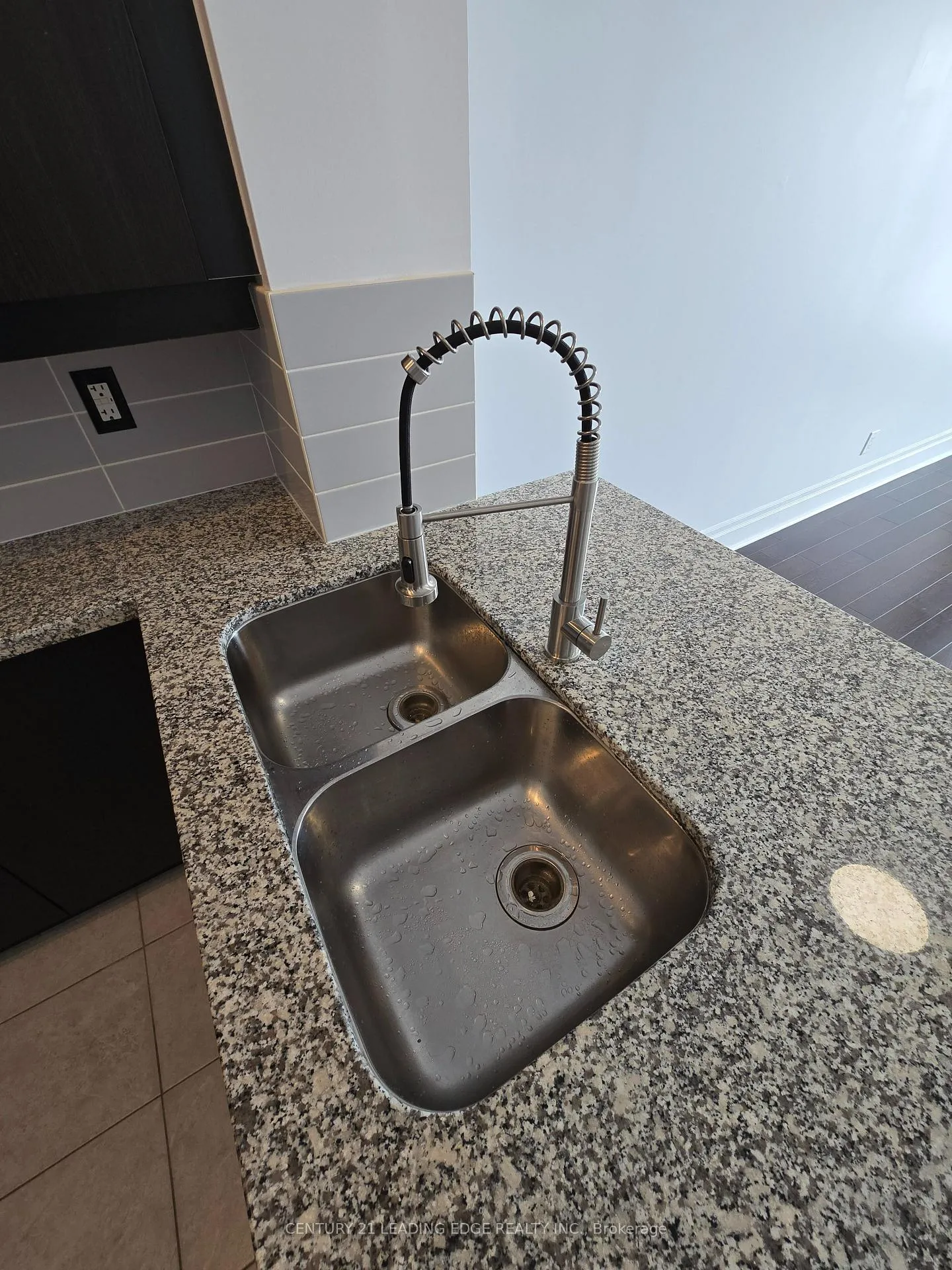 Photo 6 of Unit 407, 1 Upper Duke Crescent, Markham, Unionville — HOMEH