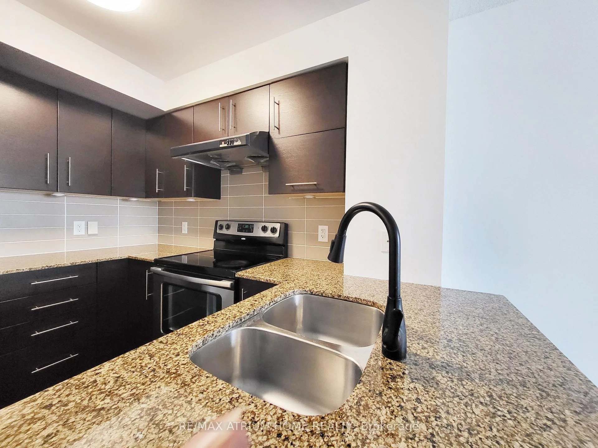Photo 2 of Unit 1003, 273 South Park Road, Markham, Commerce Valley — HOMEH