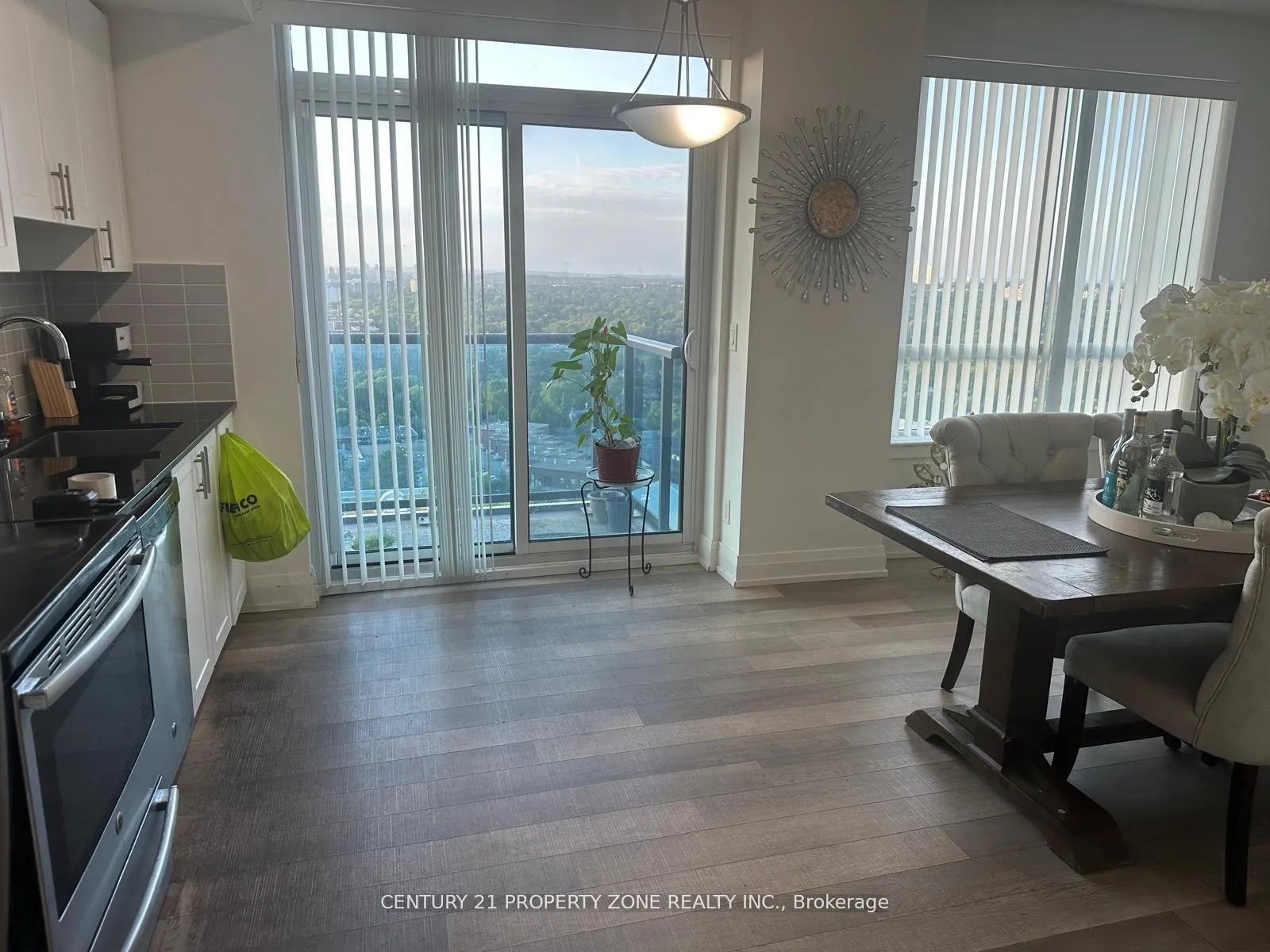 Photo 5 of Unit 1502, 7167 Yonge Street, Markham, Thornhill — HOMEH