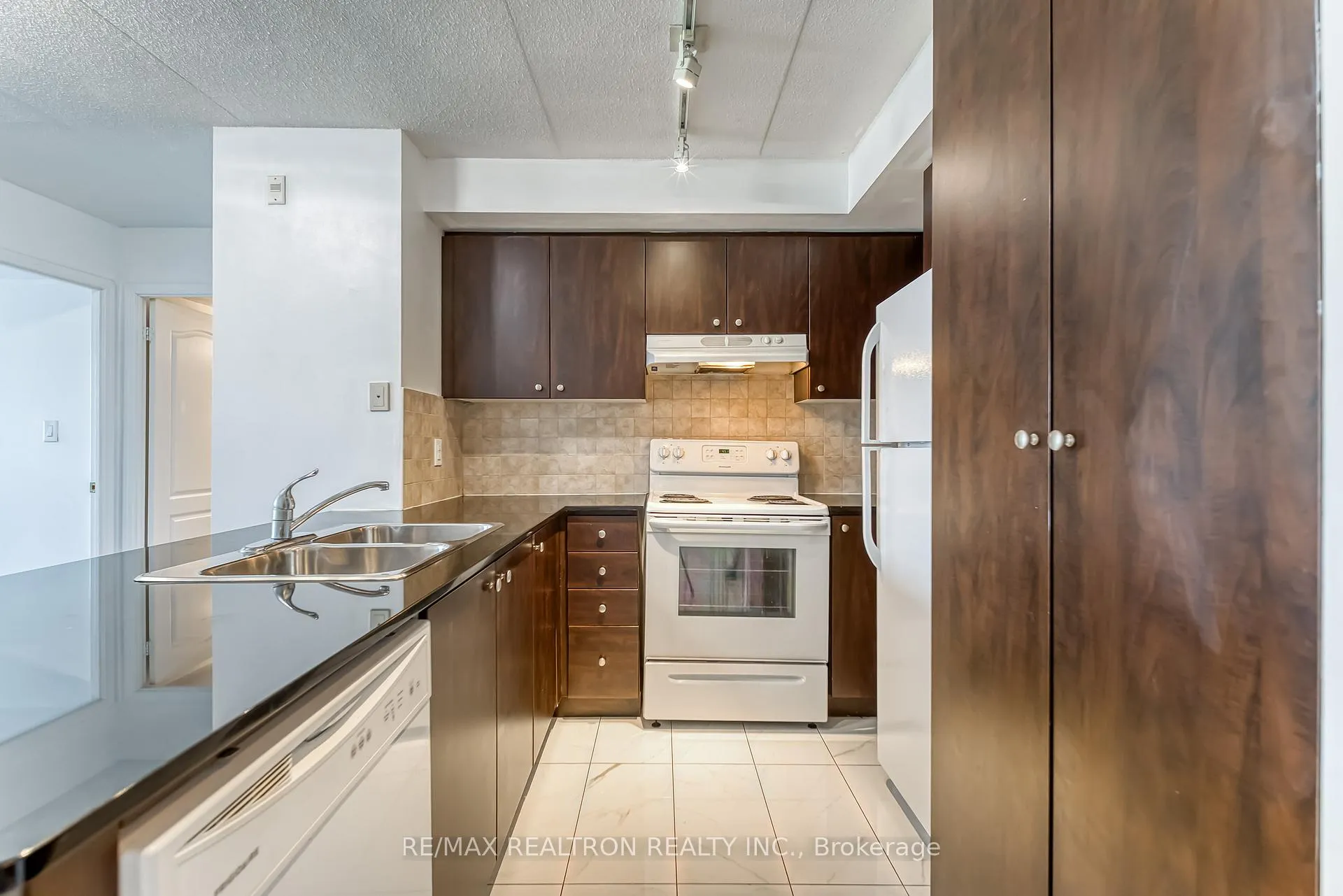 Photo 5 of Unit 310, 4600 Steeles Avenue E, Markham, Milliken Mills East — HOMEH