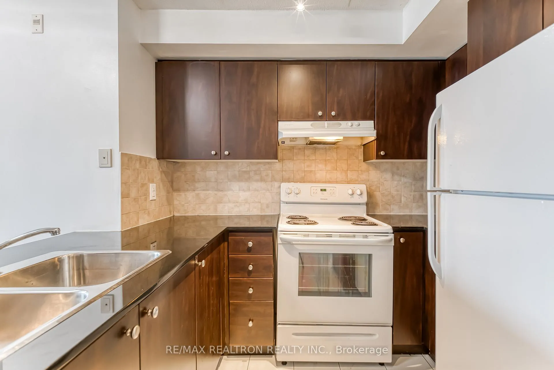 Photo 7 of Unit 310, 4600 Steeles Avenue E, Markham, Milliken Mills East — HOMEH