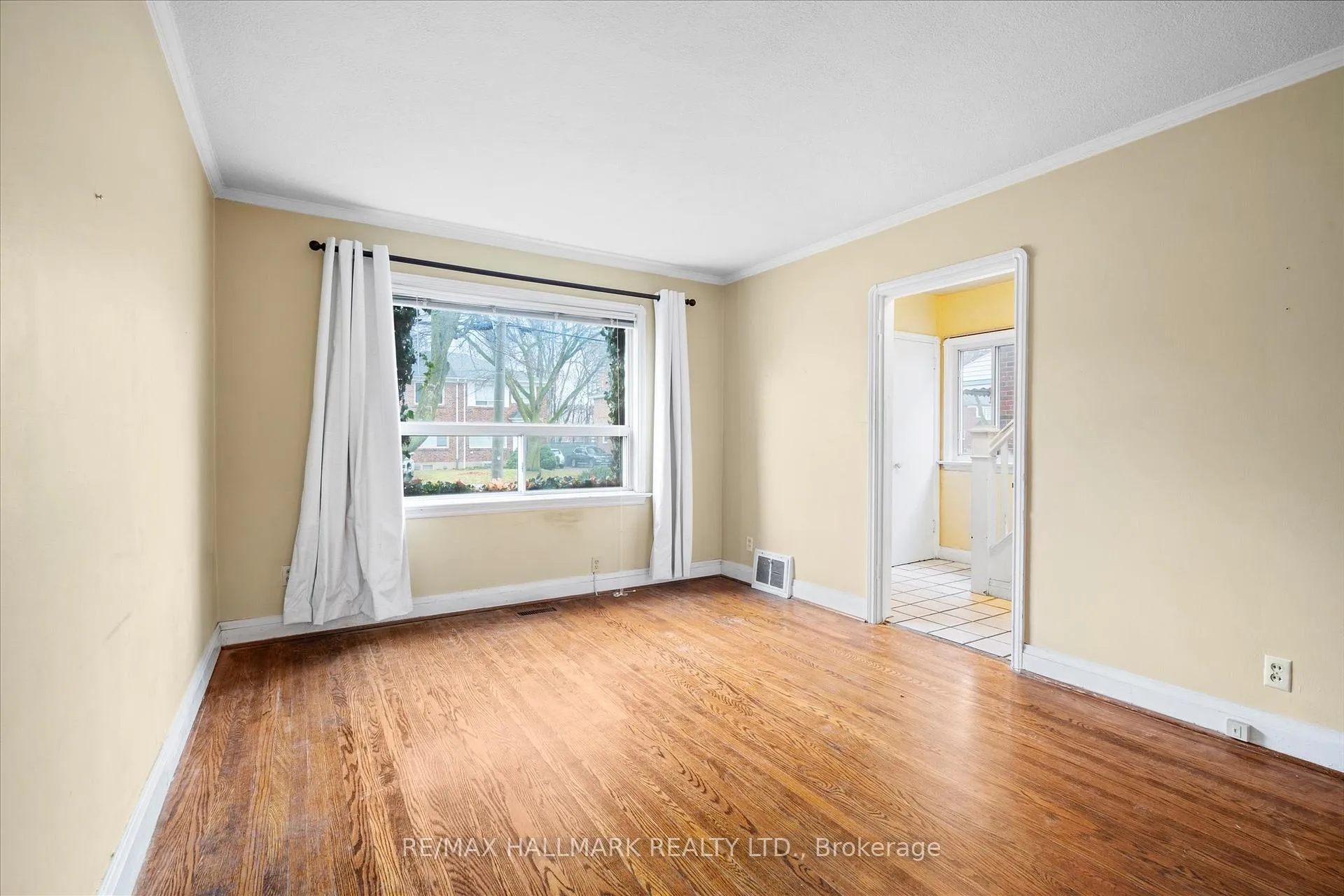Photo 7 of 86 Thursfield Crescent, Toronto, Leaside — HOMEH