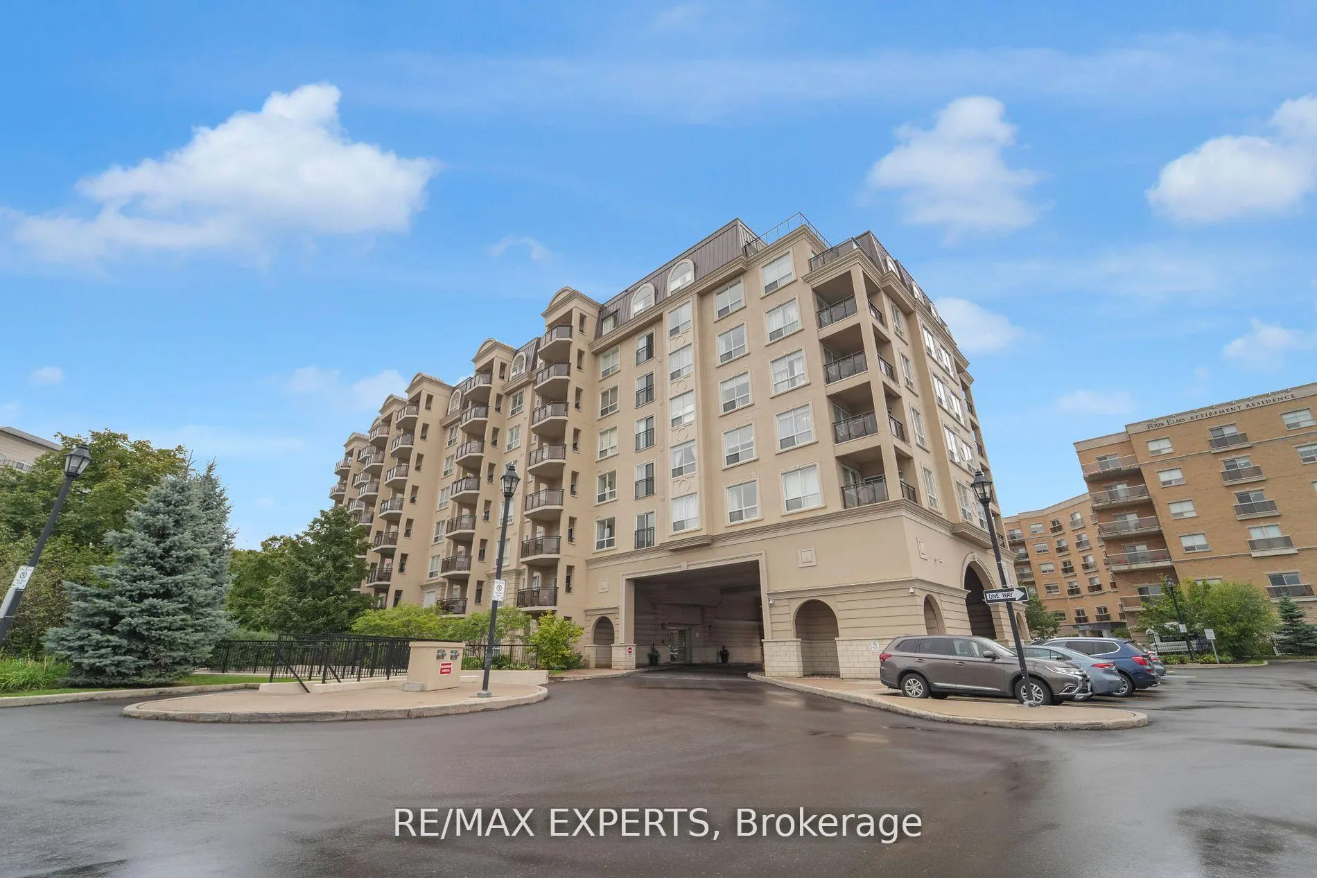 Front of Unit 402, 1 Maison Parc Court