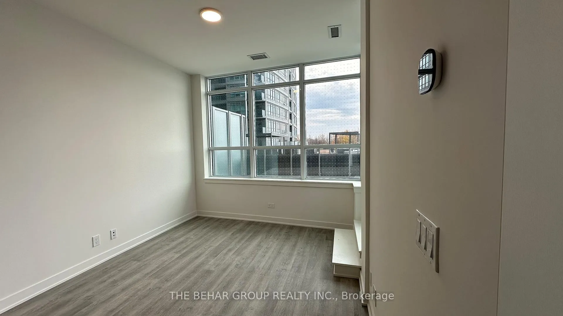 Photo 4 of Unit B-220, 50 Upper Mall Way, Vaughan, Brownridge — HOMEH