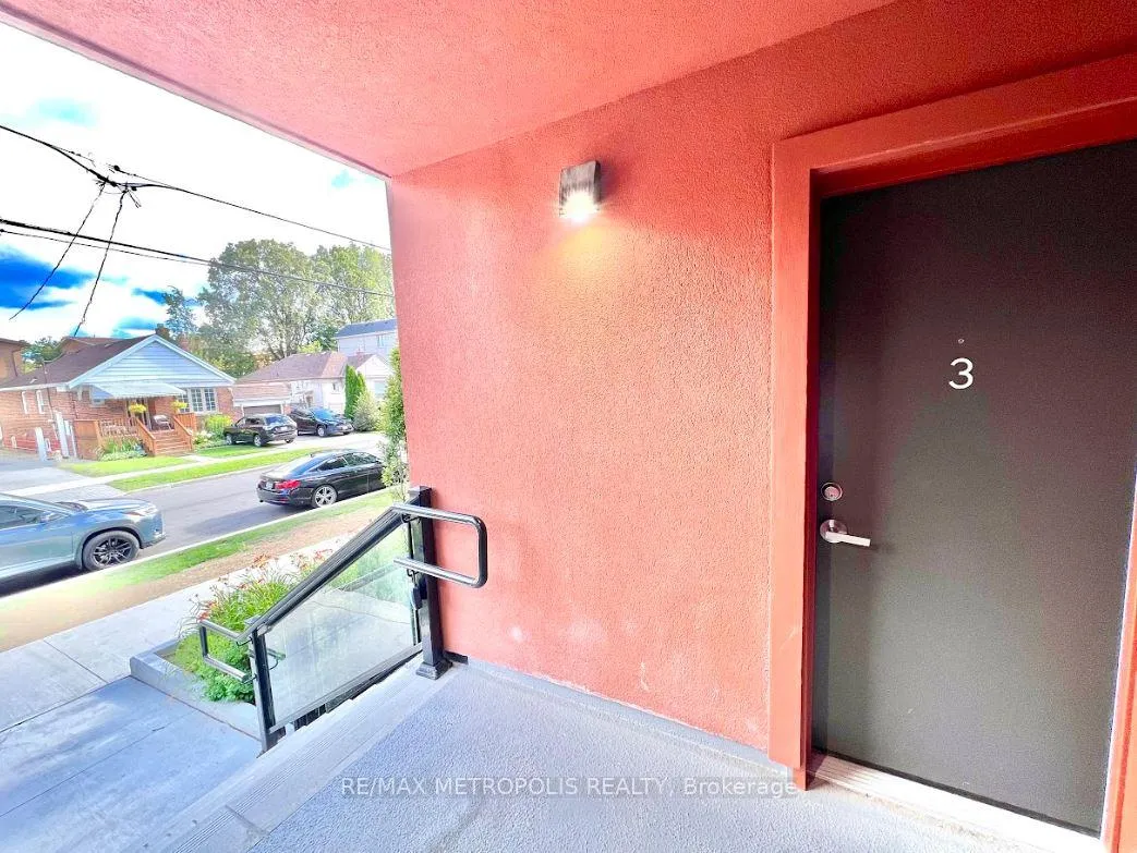 Photo 2 of Unit 3, 8 Marquette Avenue, Toronto, Englemount-Lawrence — HOMEH