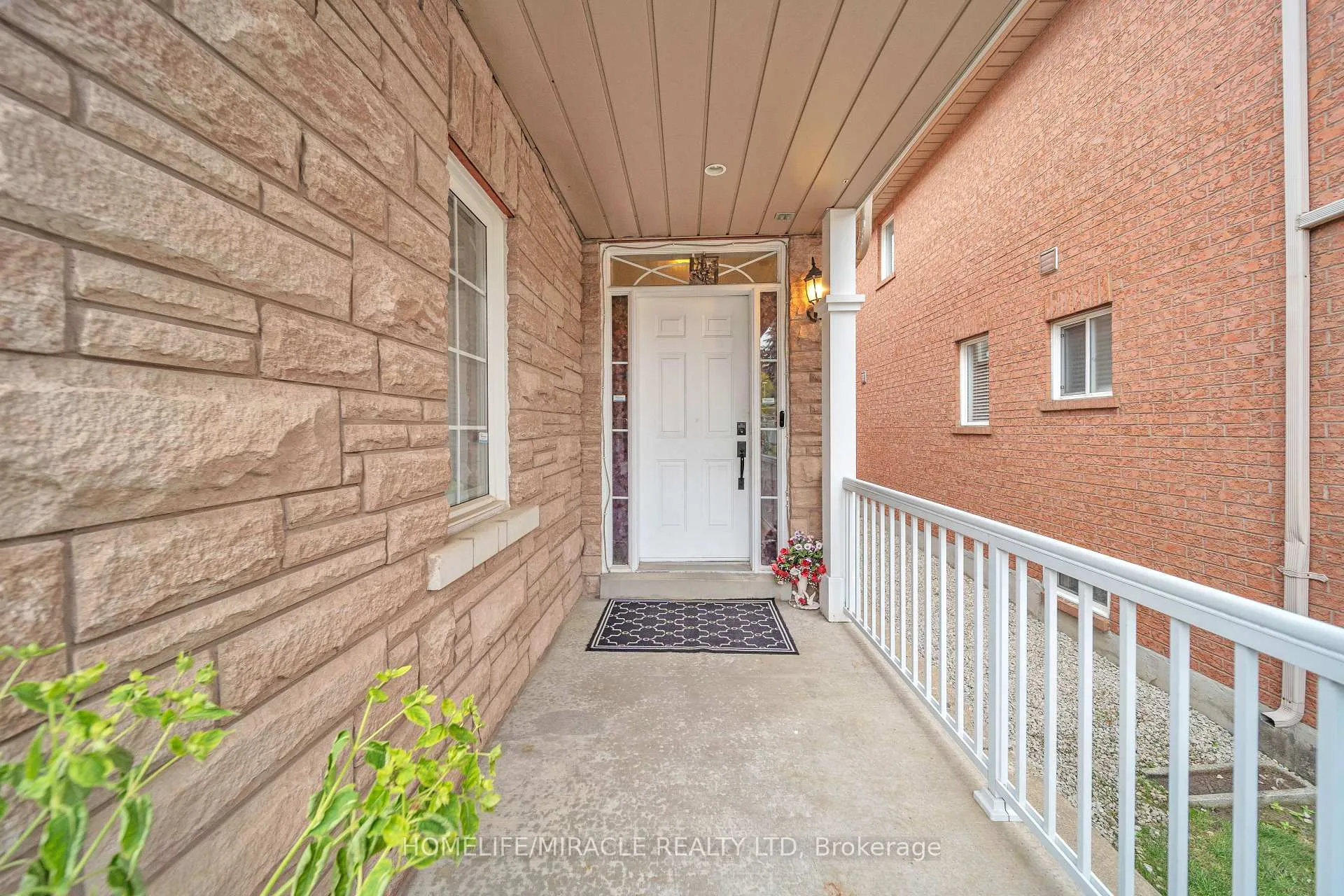 Photo 5 of 19 Culture Crescent, Brampton, Fletcher's Creek Village — HOMEH