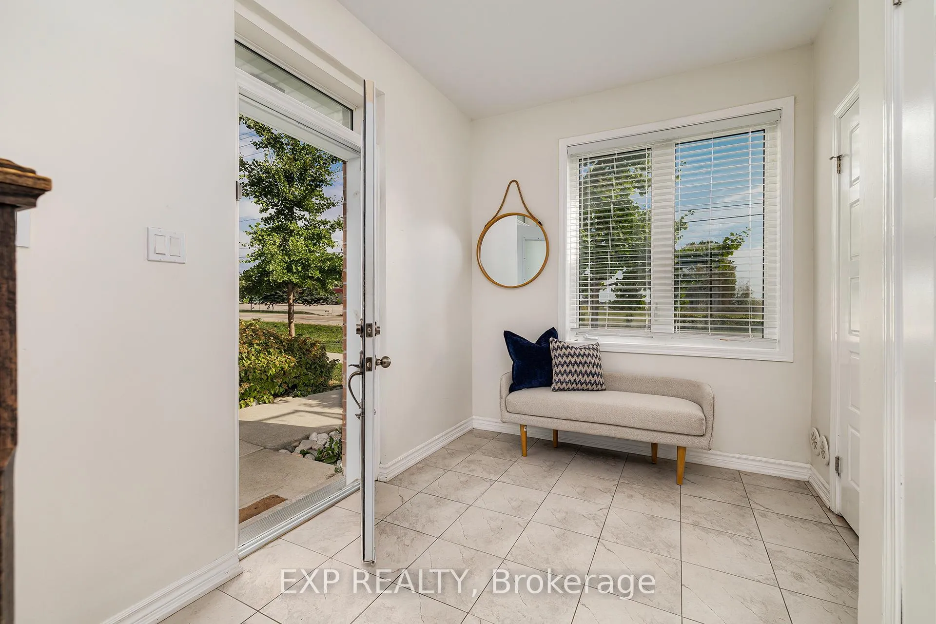 Photo 4 of 577 Goldenrod Lane, Kitchener, Rosenburg — HOMEH
