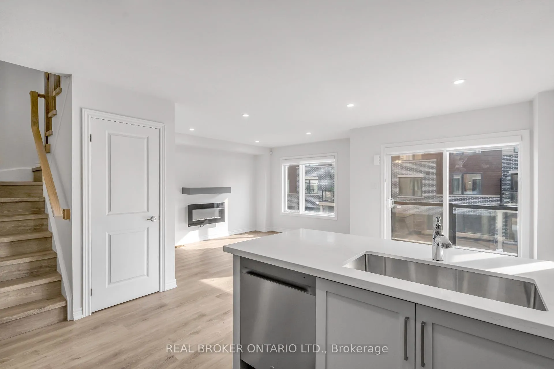Photo 4 of 78 Dryden Lane, Hamilton, McQuesten — HOMEH