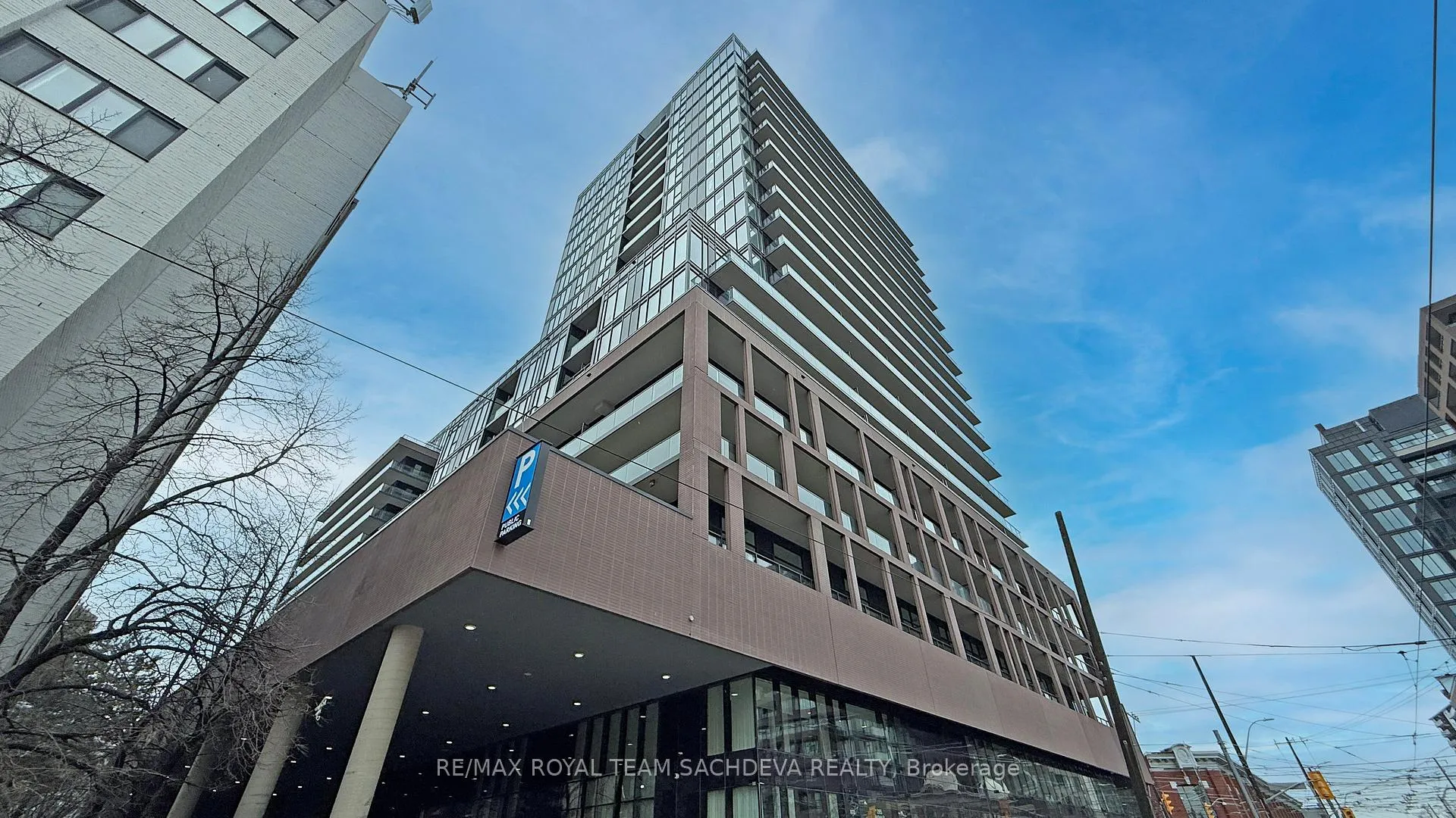 Front of Unit 401, 285 Dufferin Street