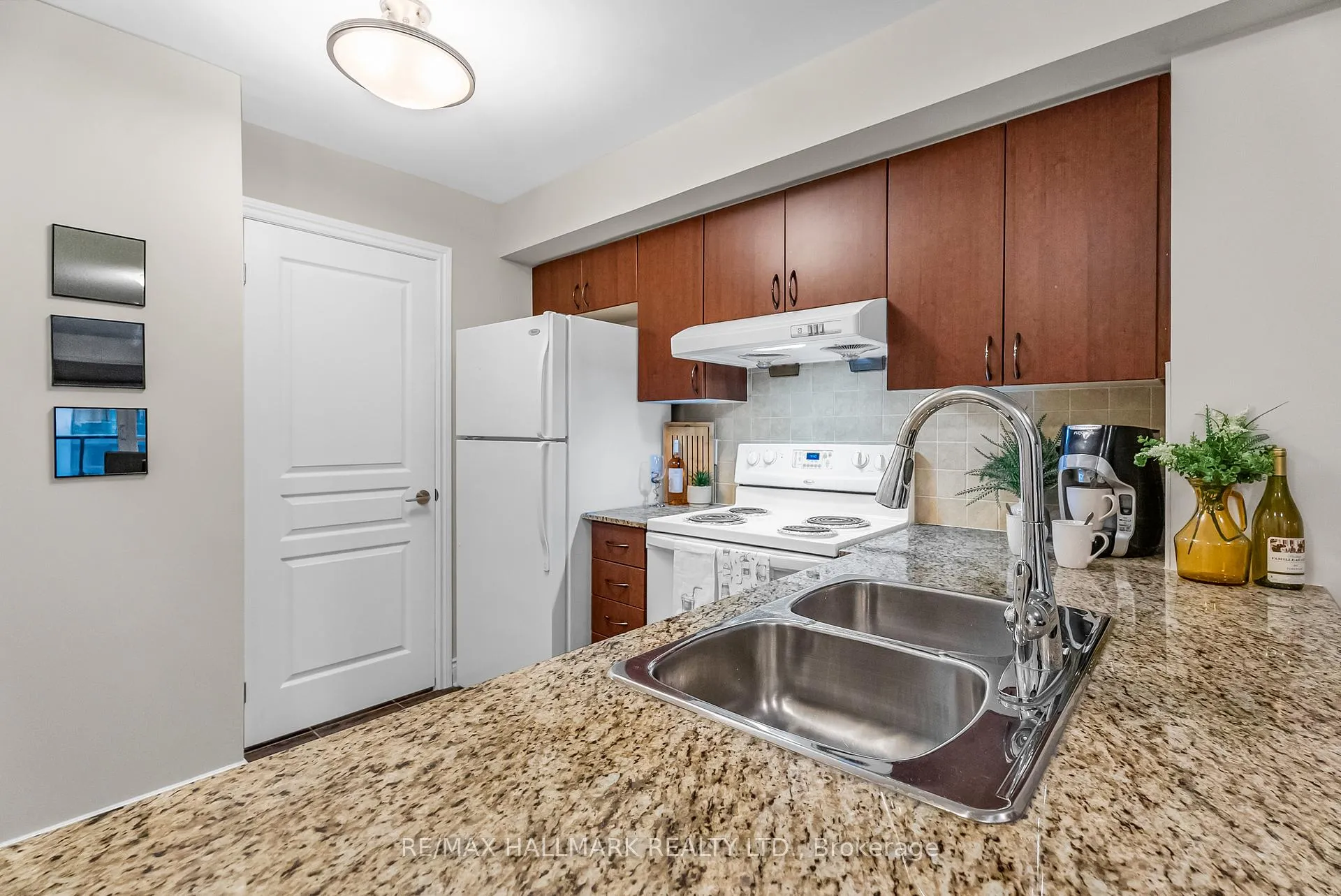 Photo 18 of Unit 703, 32 Clegg Road, Markham, Unionville — HOMEH