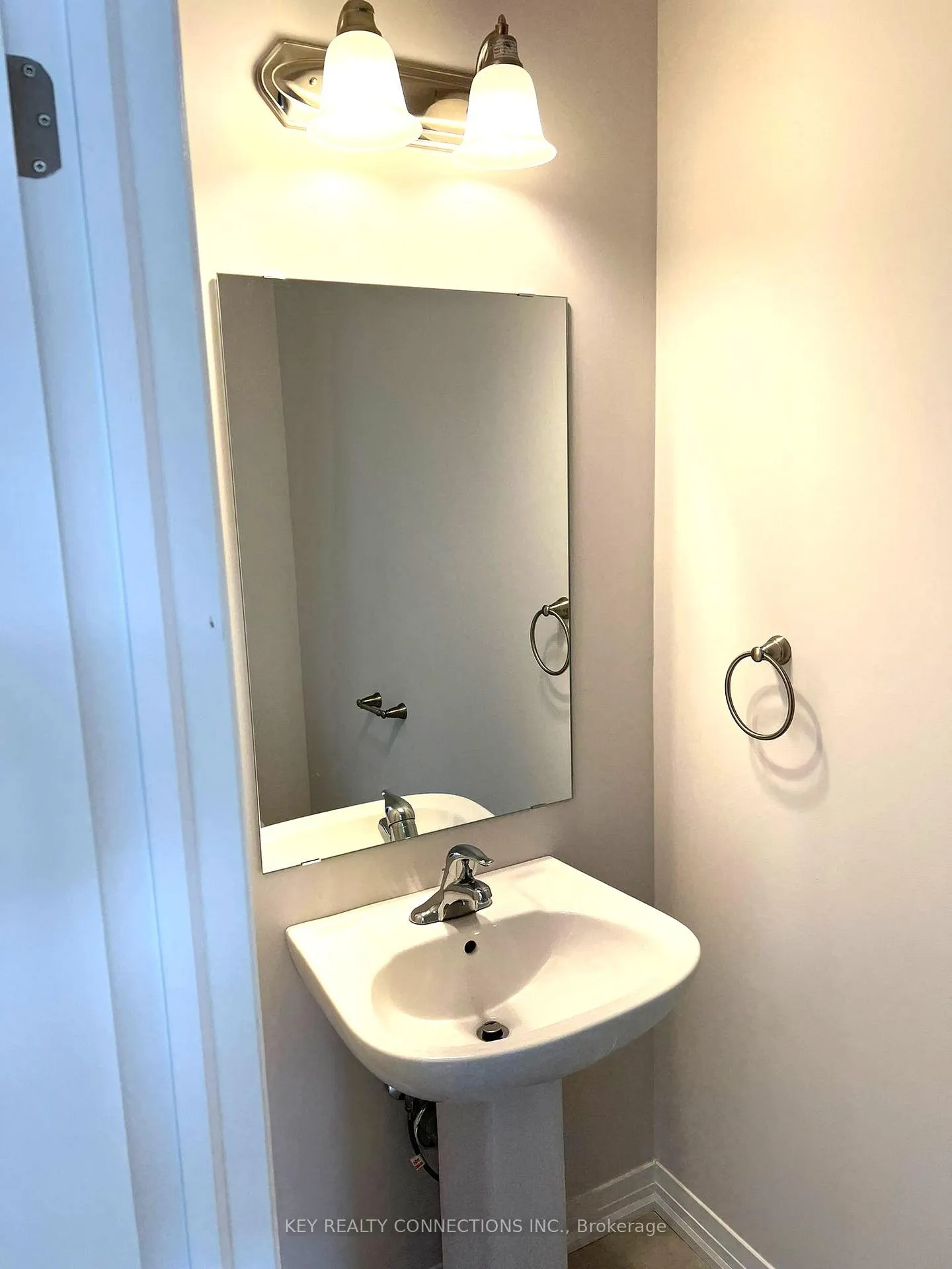 Photo 4 of 106 Yale Drive, Hamilton, Mount Hope — HOMEH