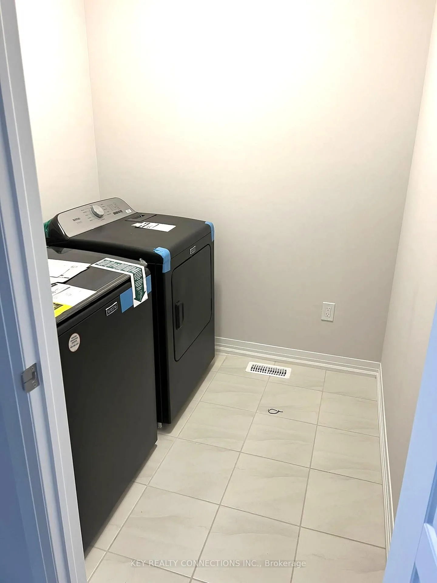 Photo 23 of 106 Yale Drive, Hamilton, Mount Hope — HOMEH