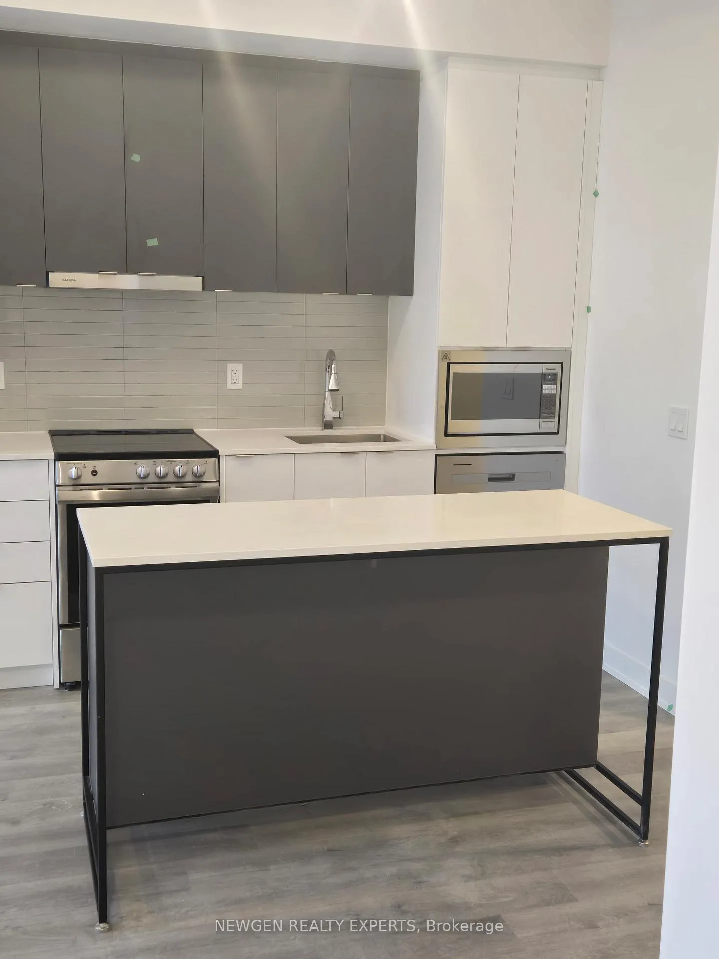 Photo 1 of Unit 811, 30 Upper Mall Way, Vaughan, Brownridge — HOMEH
