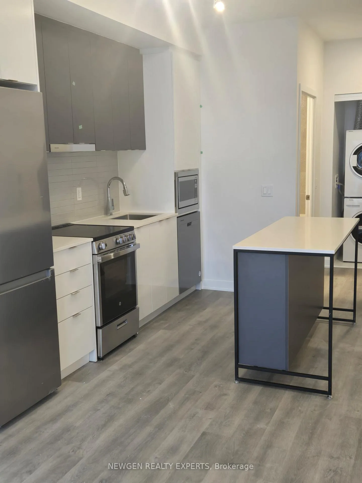 Photo 2 of Unit 811, 30 Upper Mall Way, Vaughan, Brownridge — HOMEH