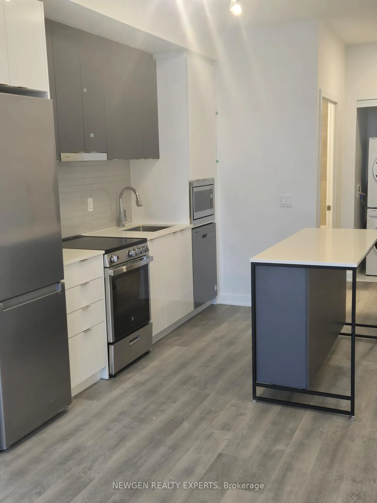 Photo 3 of Unit 811, 30 Upper Mall Way, Vaughan, Brownridge — HOMEH