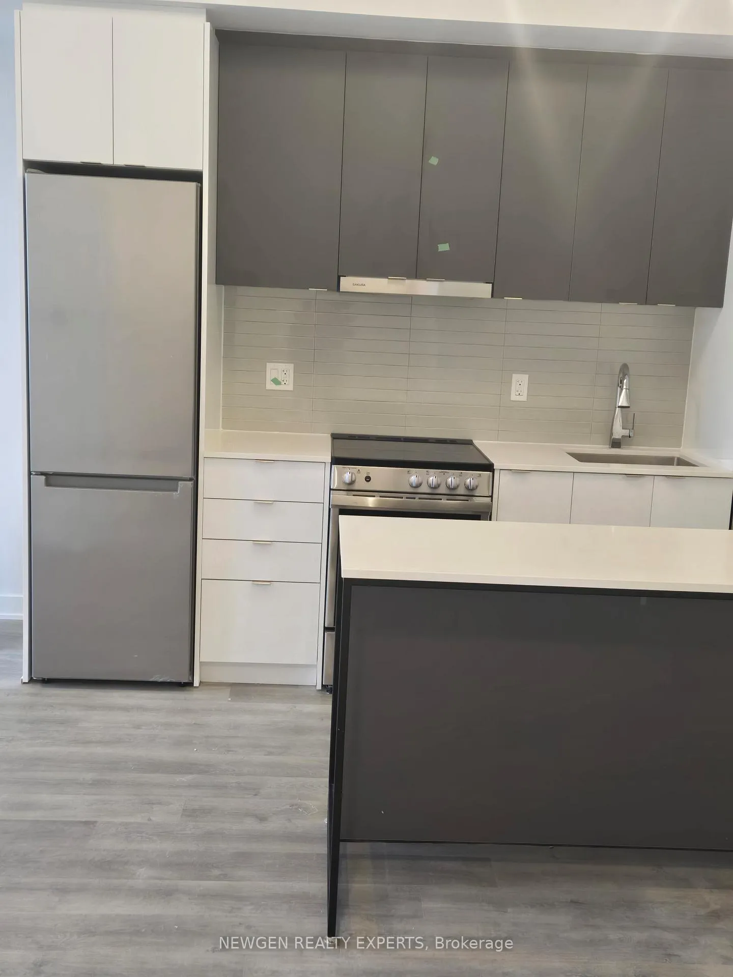 Photo 4 of Unit 811, 30 Upper Mall Way, Vaughan, Brownridge — HOMEH
